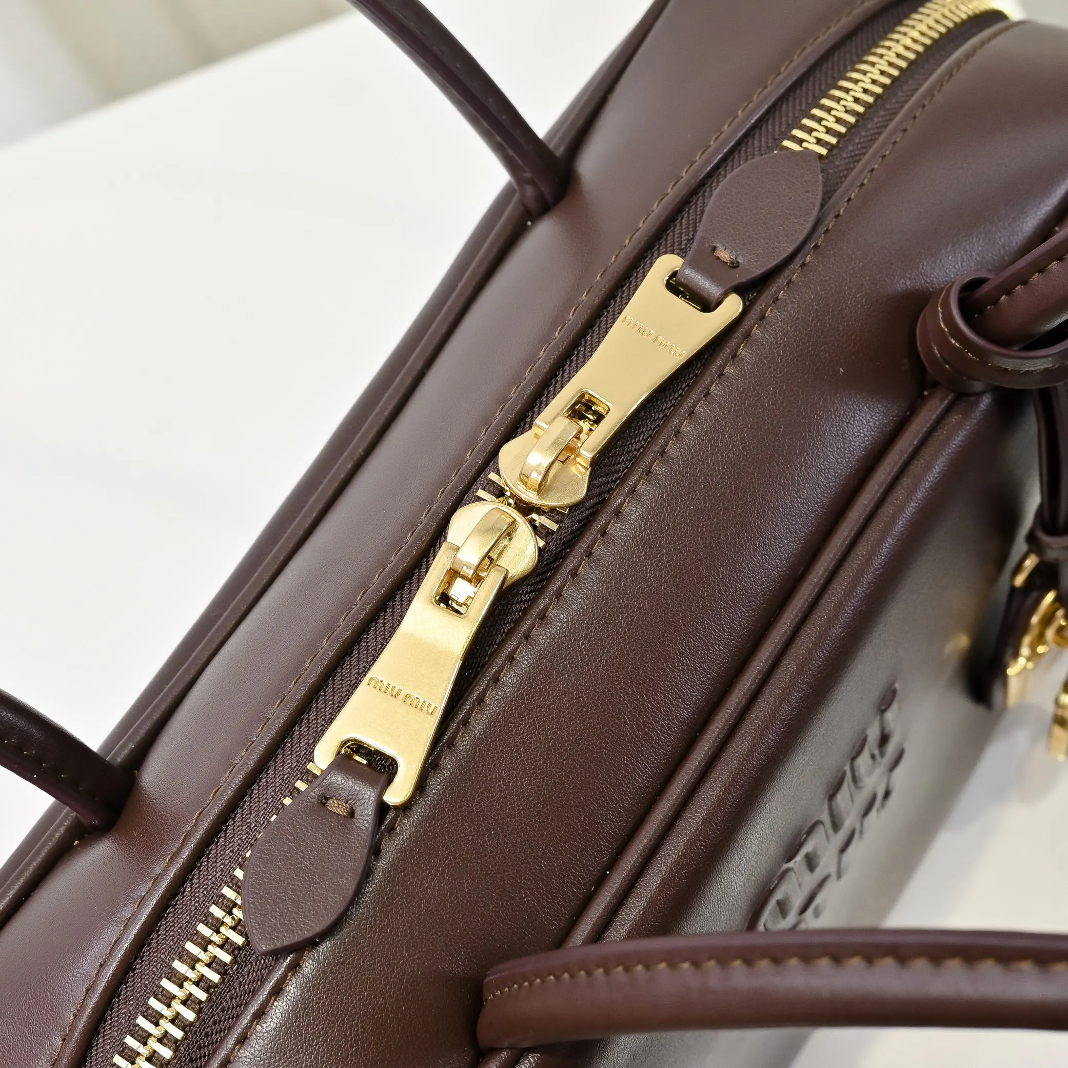 Miu 牛皮 中号MiuMiu 中号挂饰款公文 公文包 商務通勤款