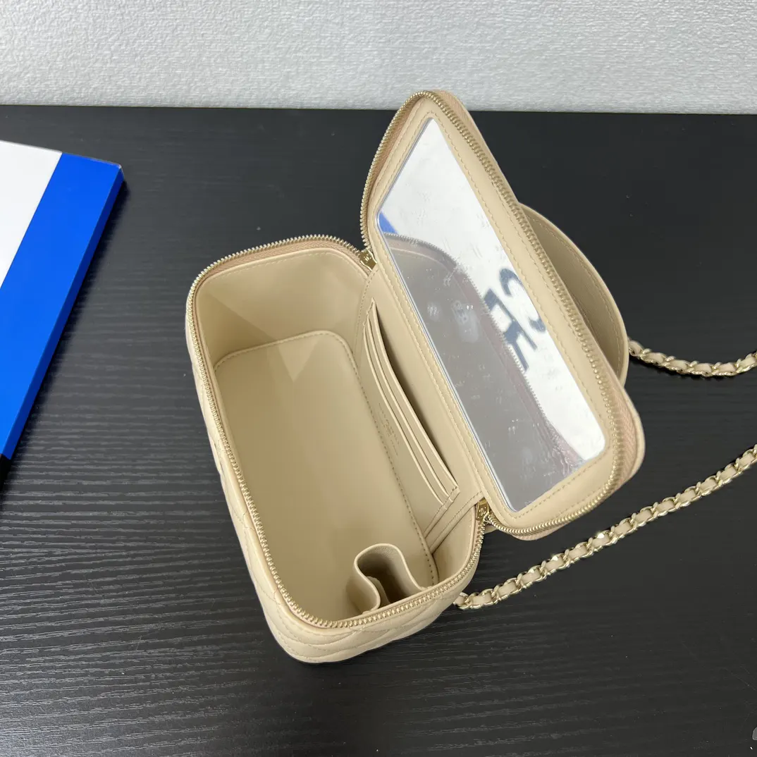 CHANEL 19 Bag 米色羊皮菱格链条包 金链款