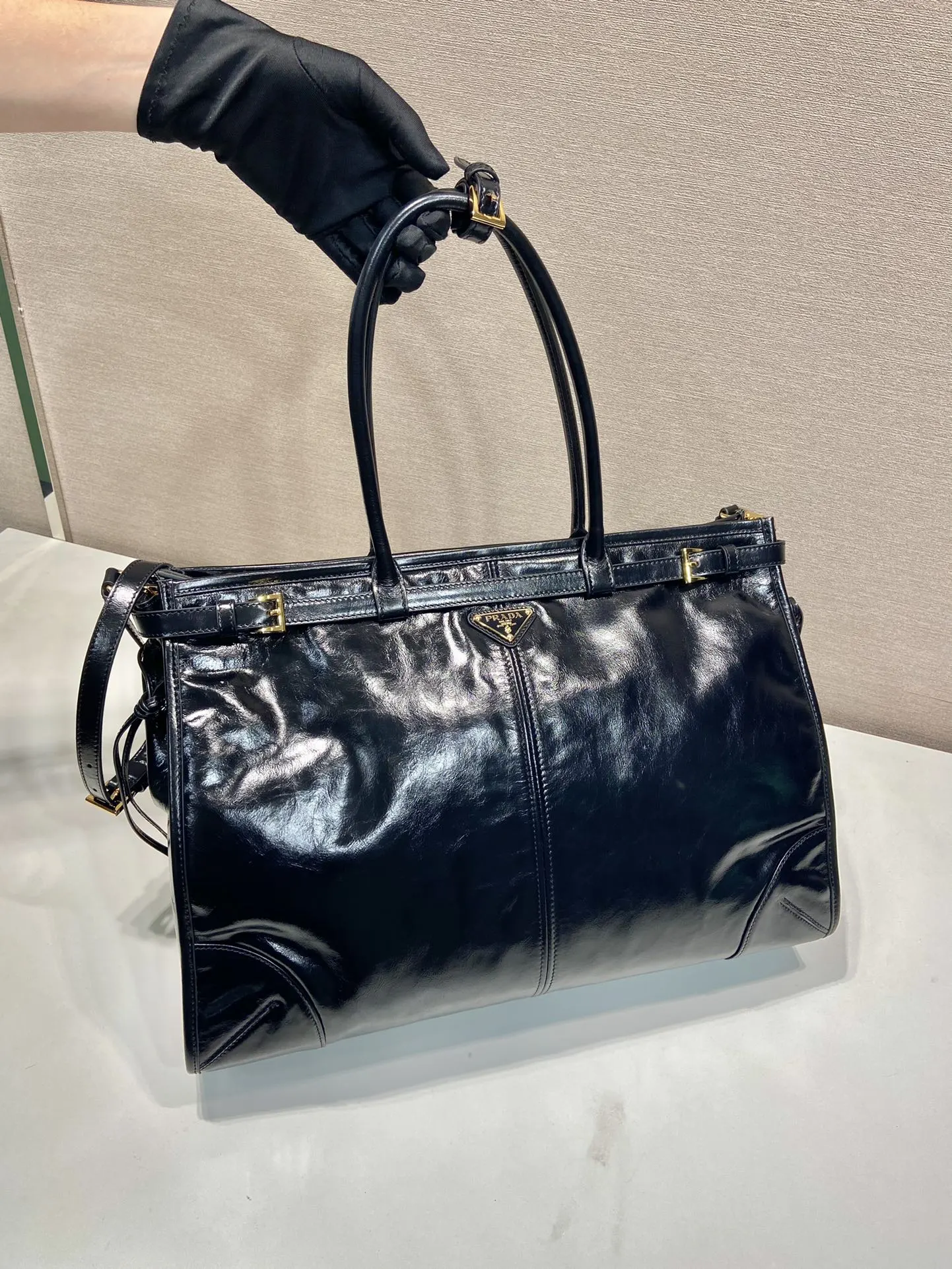 Prada 斜挎包
