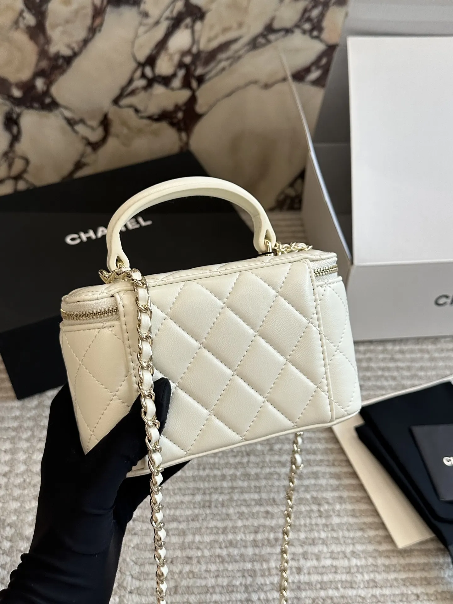 CHANEL 羊皮 亮面金标菱格纹羊皮手柄长 包手提单肩 斜挎包 轻便斜挎款