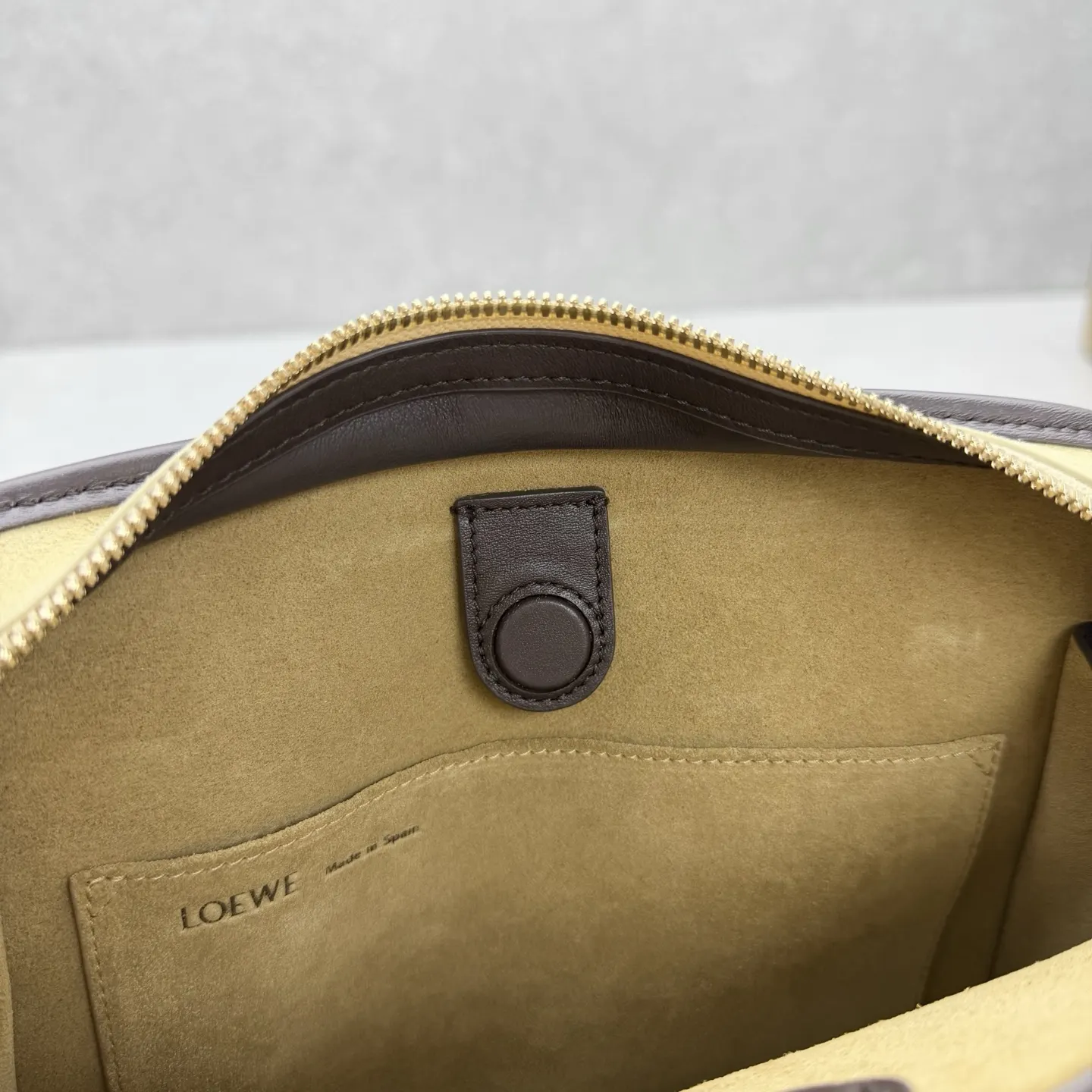 Loewe 皮革 ｛小磨砂杏｝出 Amazona 手袋 Am 斜挎包 轻便斜挎款