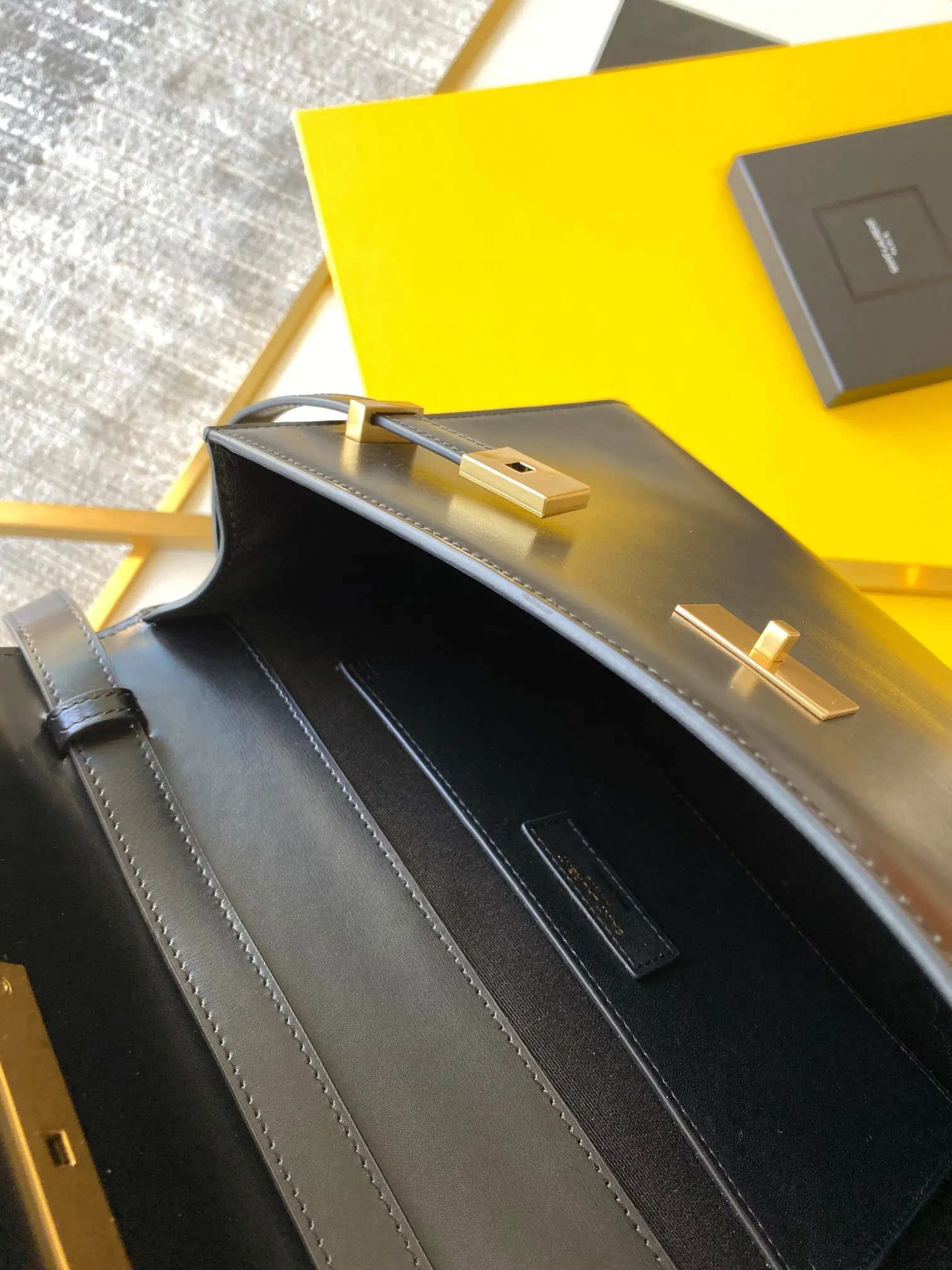 YSL 牛皮 商务 休闲两者结合 总结起来就是百搭 腋下包 复古腋下背款