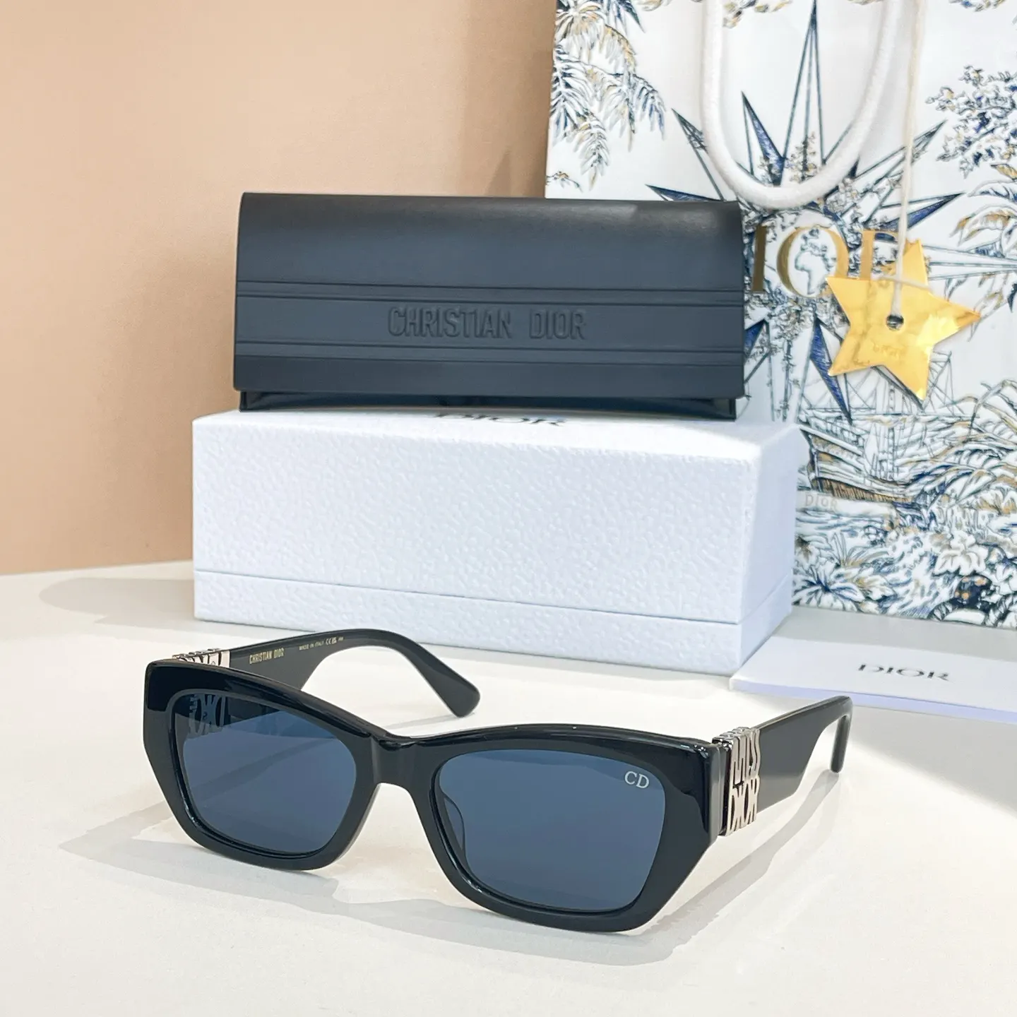 Dior 红色方框太阳镜 个性复古款