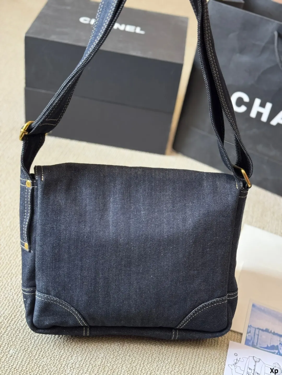 CHANEL 牛仔 牛啊牛啊还得是牛仔 牛仔是很随性又很好用的一 斜背包 輕便斜挎款