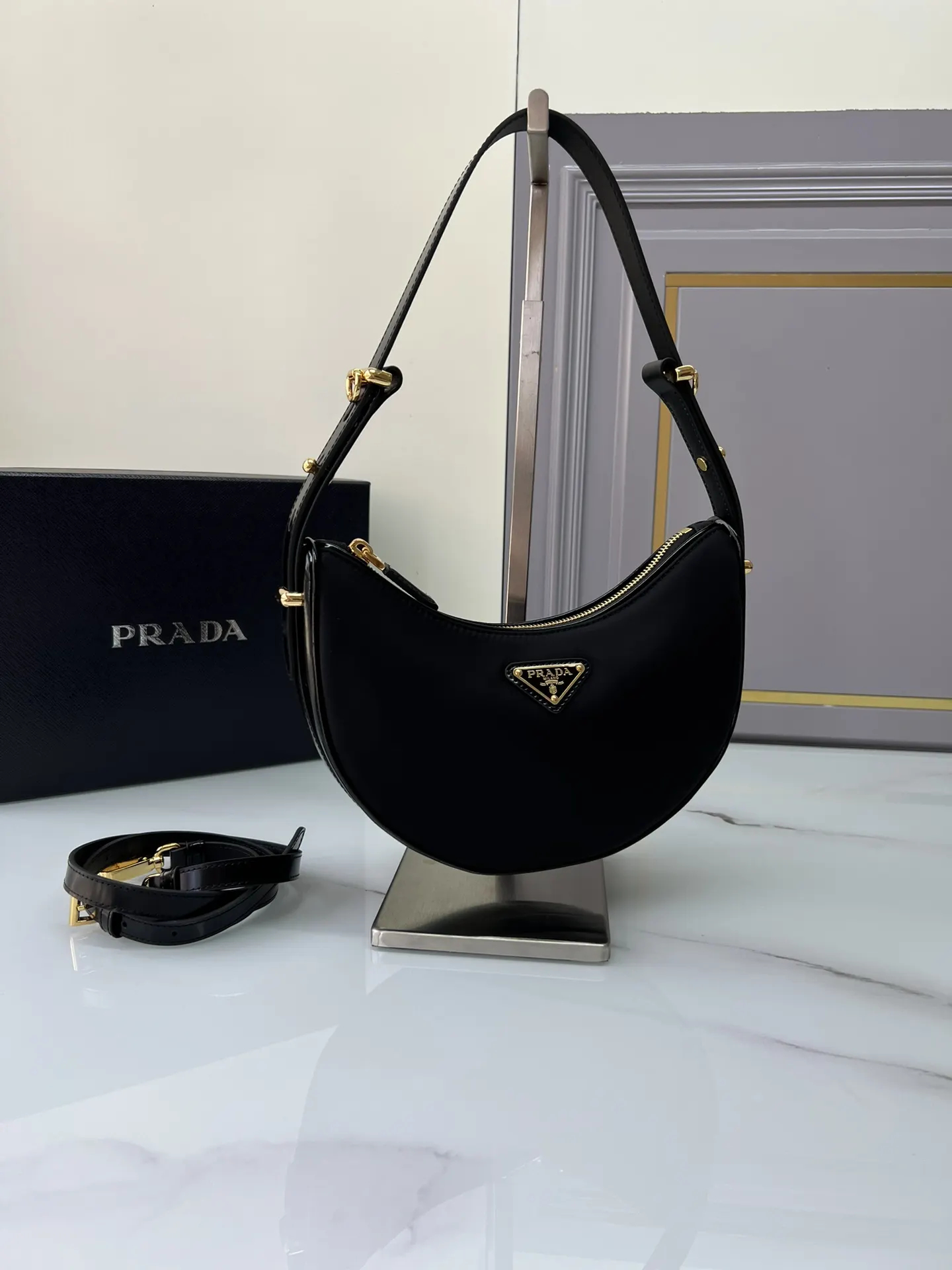 Prada 尼龙 牛皮 羊皮 双肩背包 轻便实用