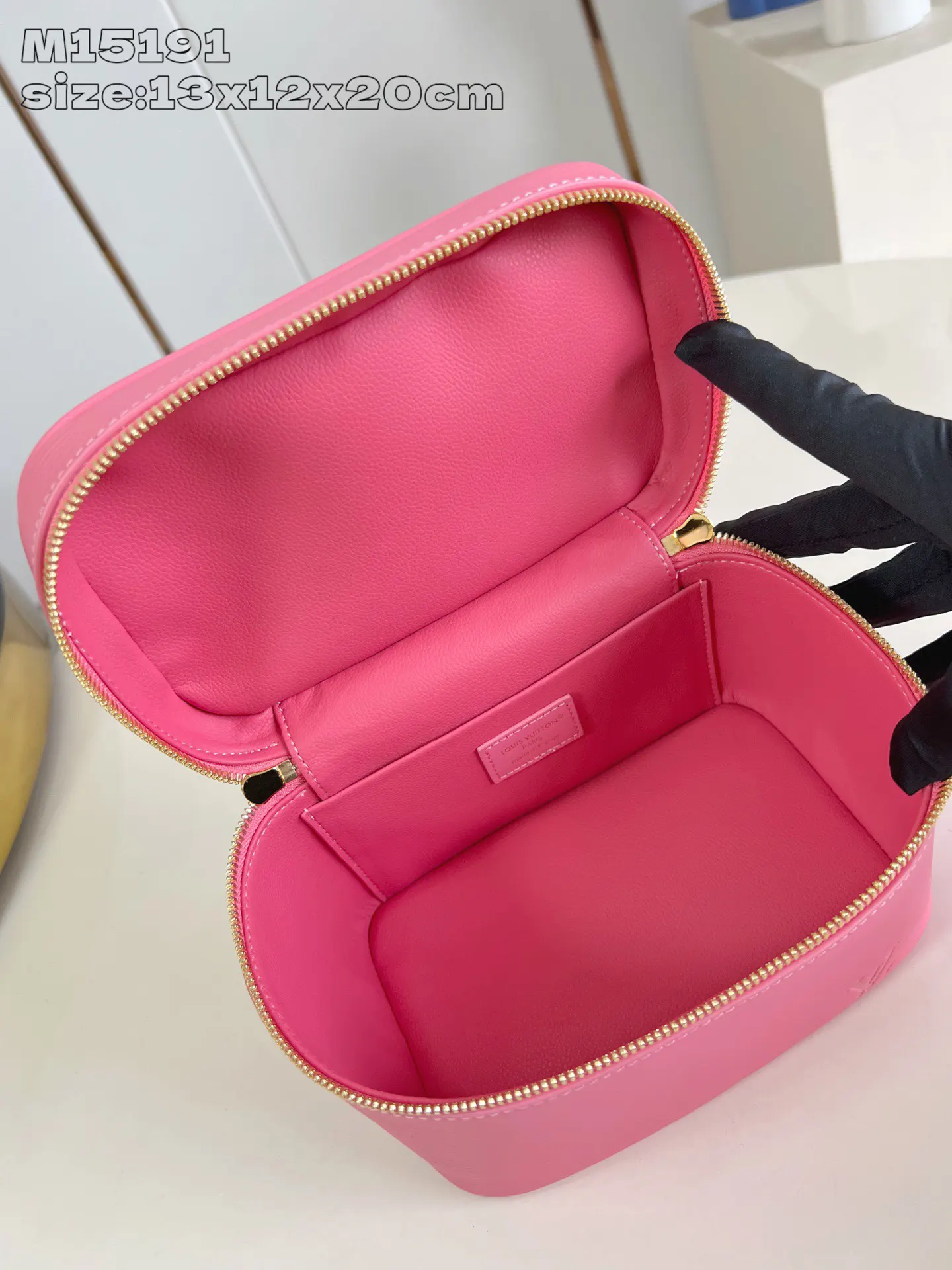 LV 皮革 翻盖下方的拉链袋可妥善保管物品 精巧构型成就居家或旅 收納包 旅行收納款(數字9) LV 皮革 翻盖下方的拉链袋可妥善保管物品 精巧构型成就居家或旅 收納包 旅行收納款(數字9)