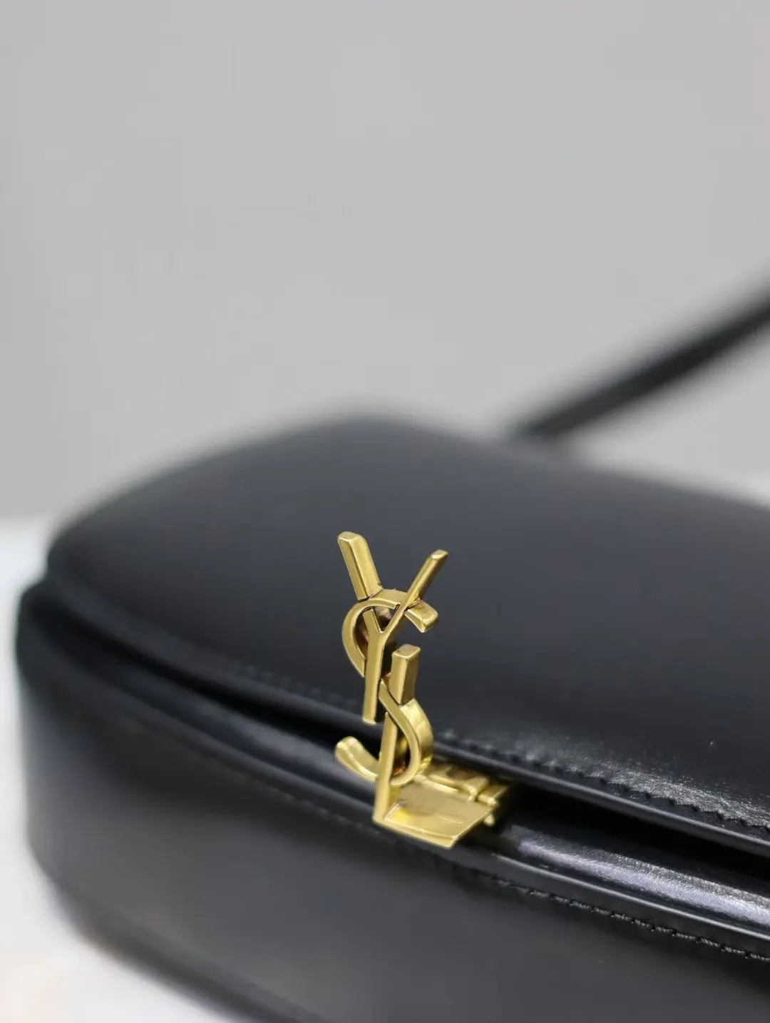 精品 黑 金 腋下包 復古腋下背款
