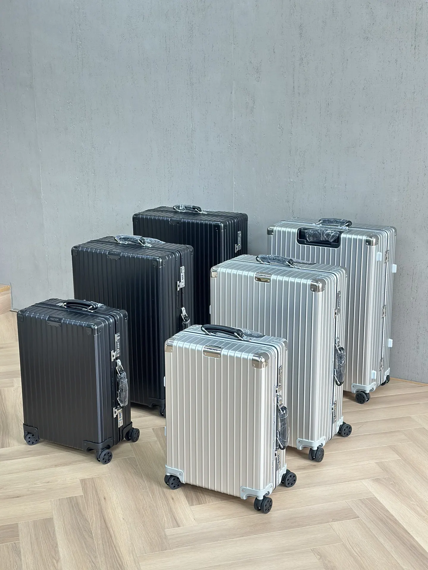 黑色 銀色 宝藏行李箱 你的 梦中情箱 Rimowa 復古 旅行拉杆款 輕便出行款(數字2) 黑色 銀色 宝藏行李箱 你的 梦中情箱 Rimowa 復古 旅行拉杆款 輕便出行款(數字2)