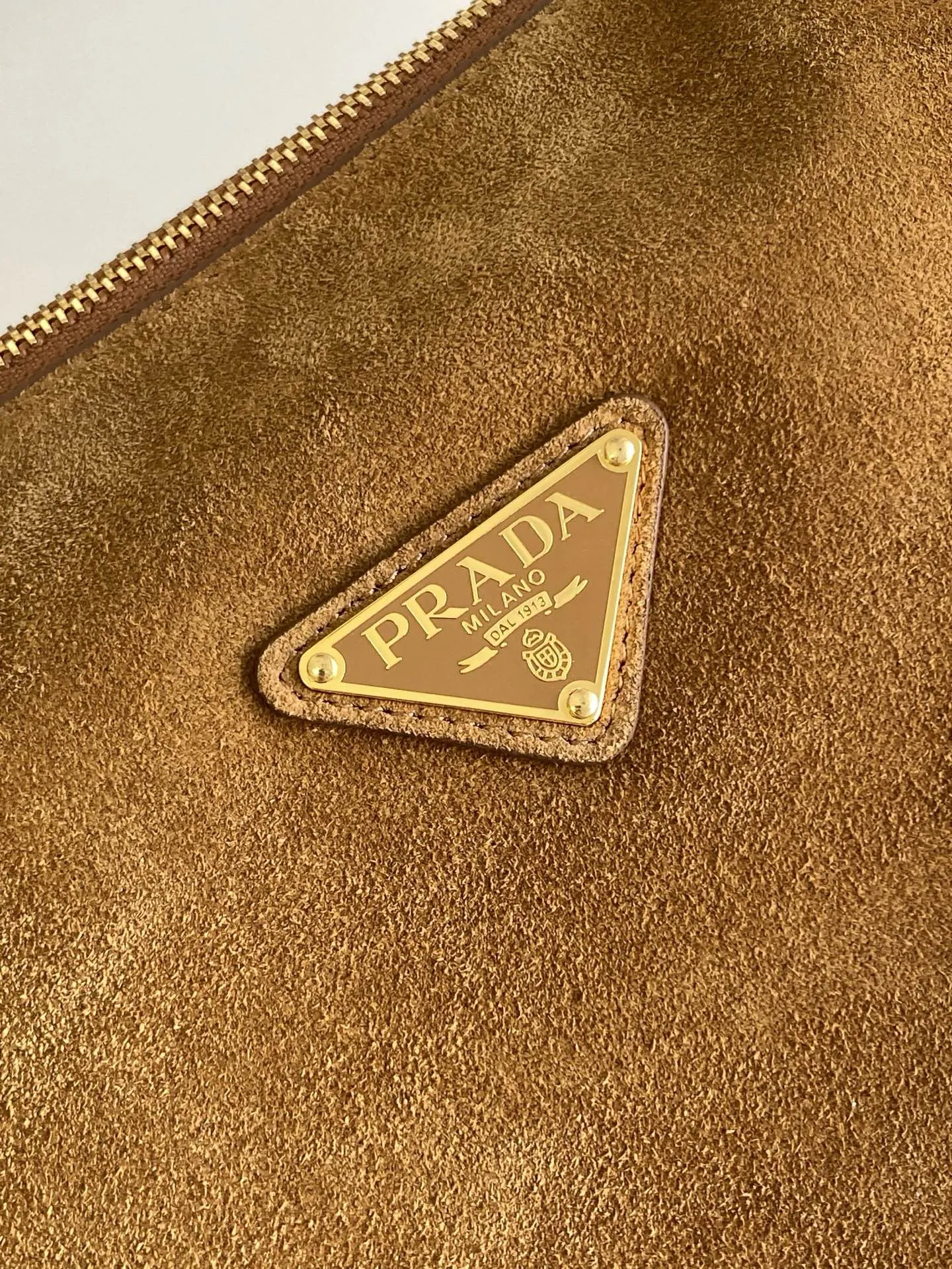 Prada 1BA444 金色 三角标 腋下包