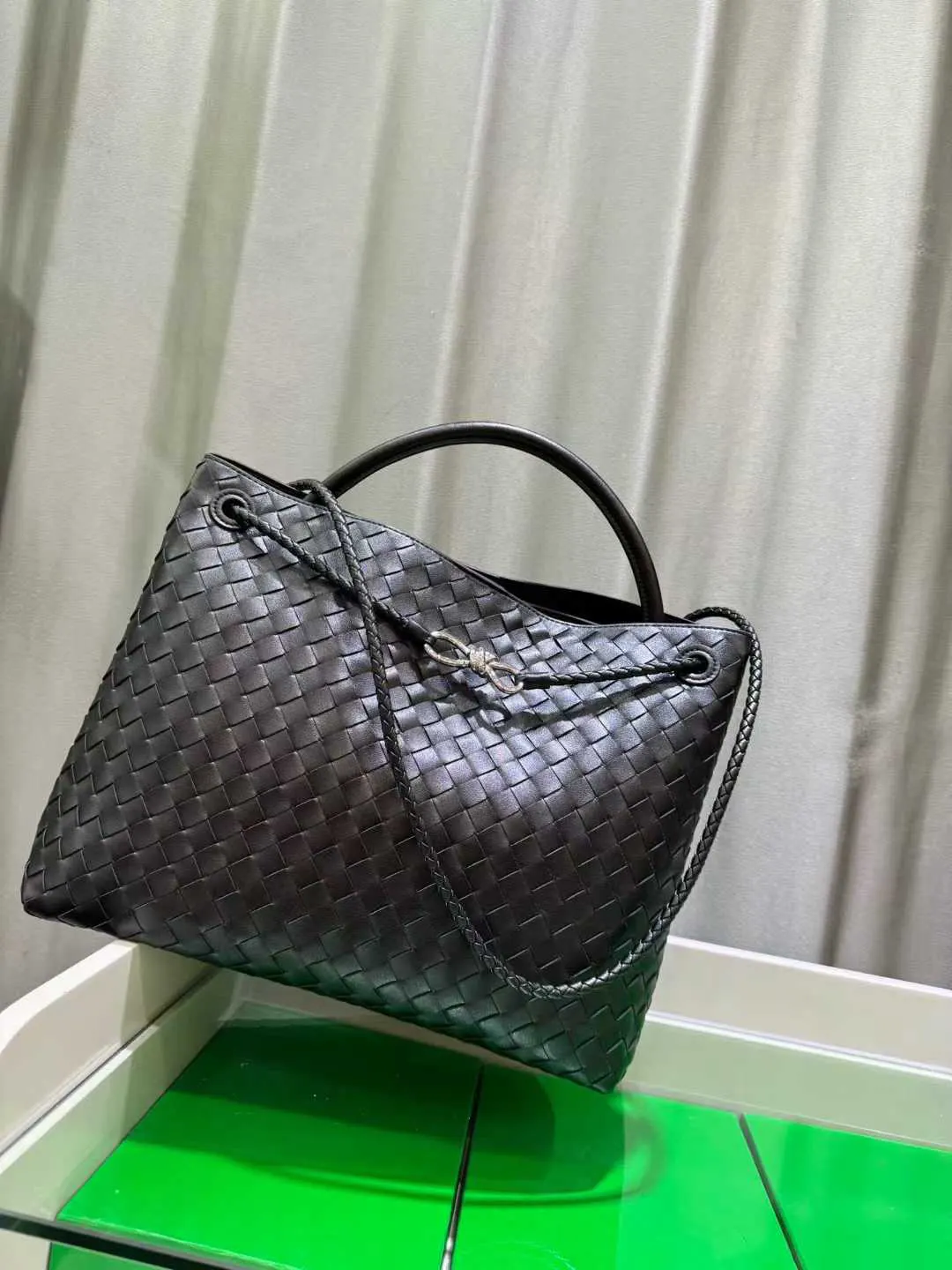 Bottega Veneta 黑色 銀色 斜背包 輕便斜挎款(數字9) Bottega Veneta 黑色 銀色 斜背包 輕便斜挎款(數字9)