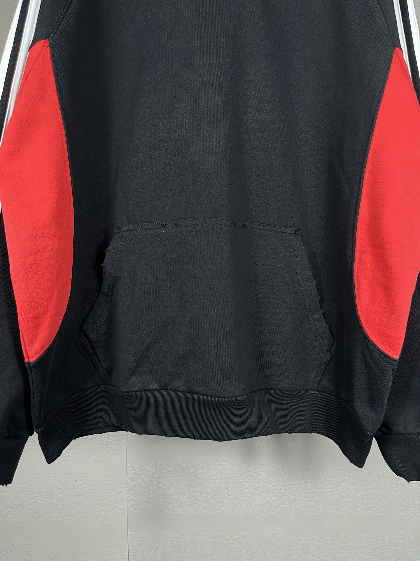 Balenciaga 联名拼色连帽卫衣 黑红