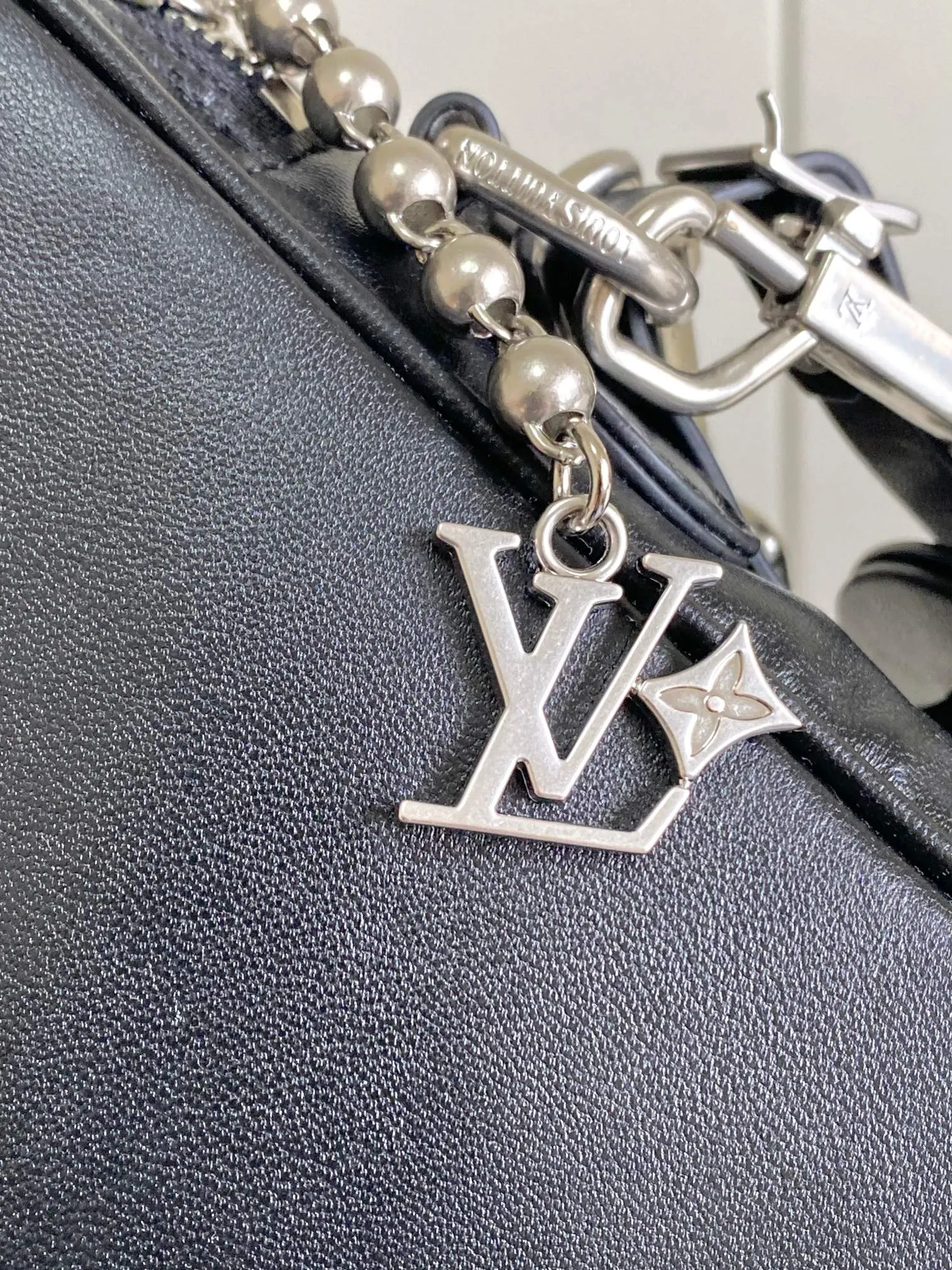 LV 牛皮 侧面锁扣彰显都市型格 主隔层拉链头点缀 字母装饰 水桶包 休闲水桶款