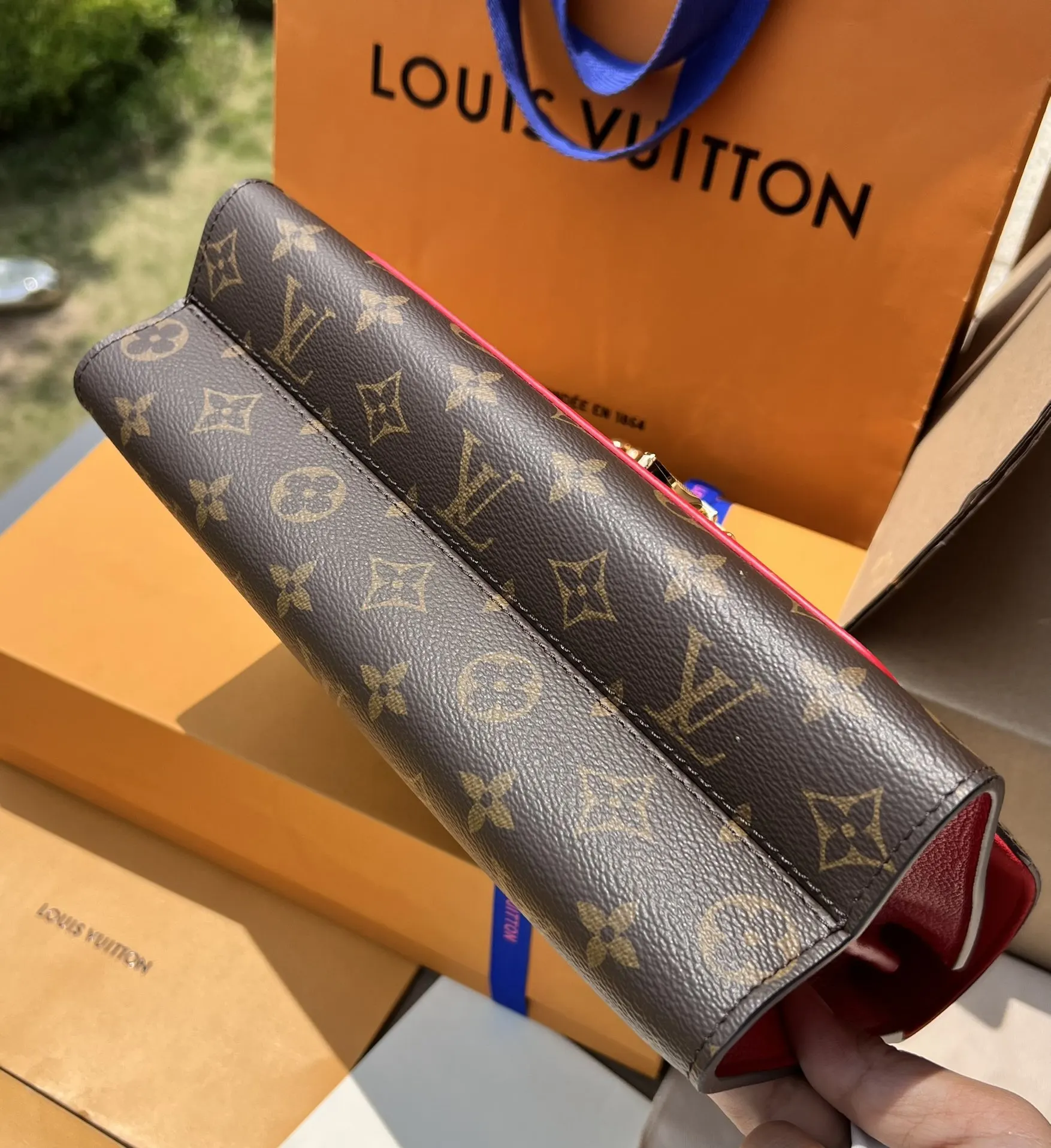 LV 金色 牛皮 滑动包链呼应經典旅行箱上的Malletage 图案可 鏈條包 精致鏈條款