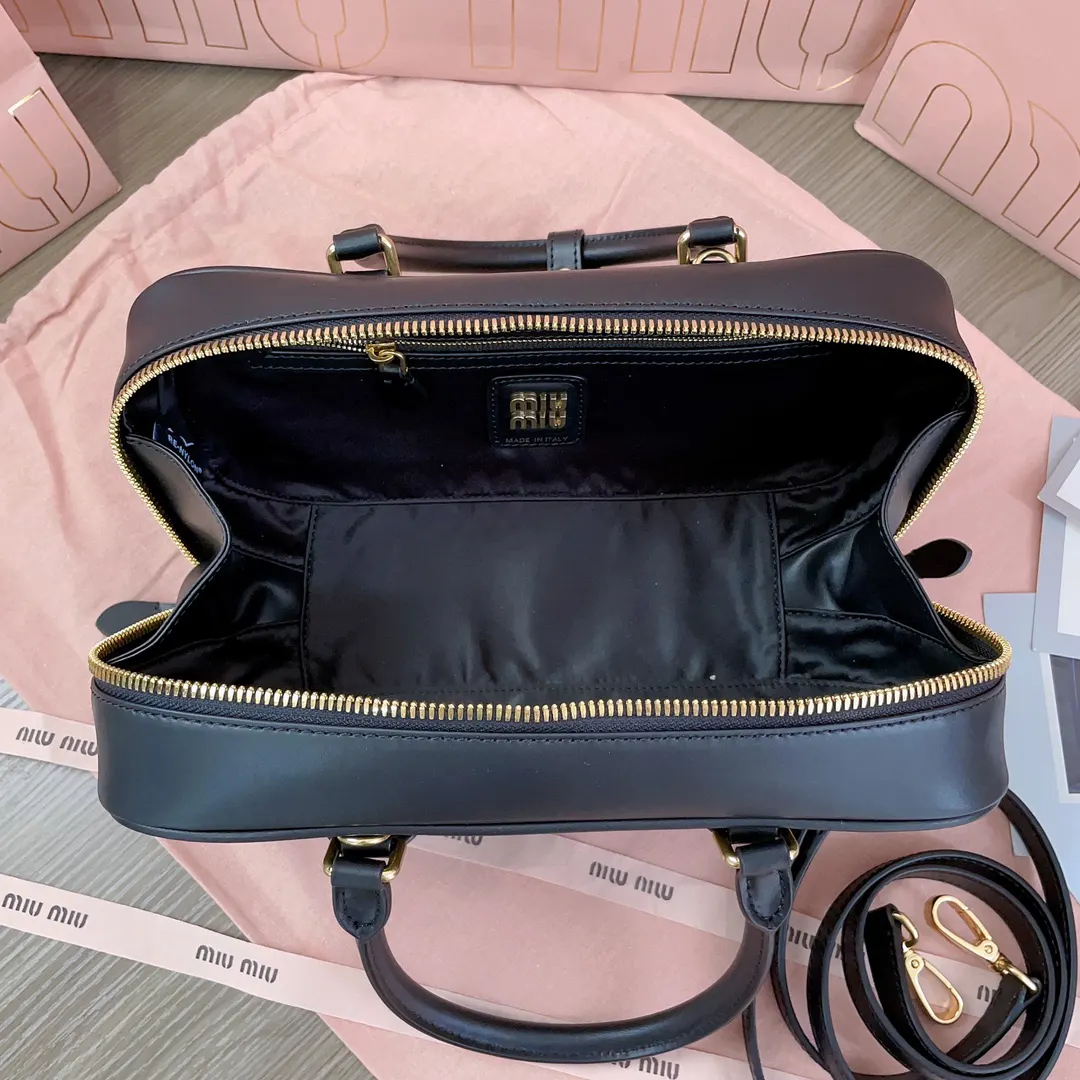 Miu 小牛皮 斜挎包 轻便斜挎款