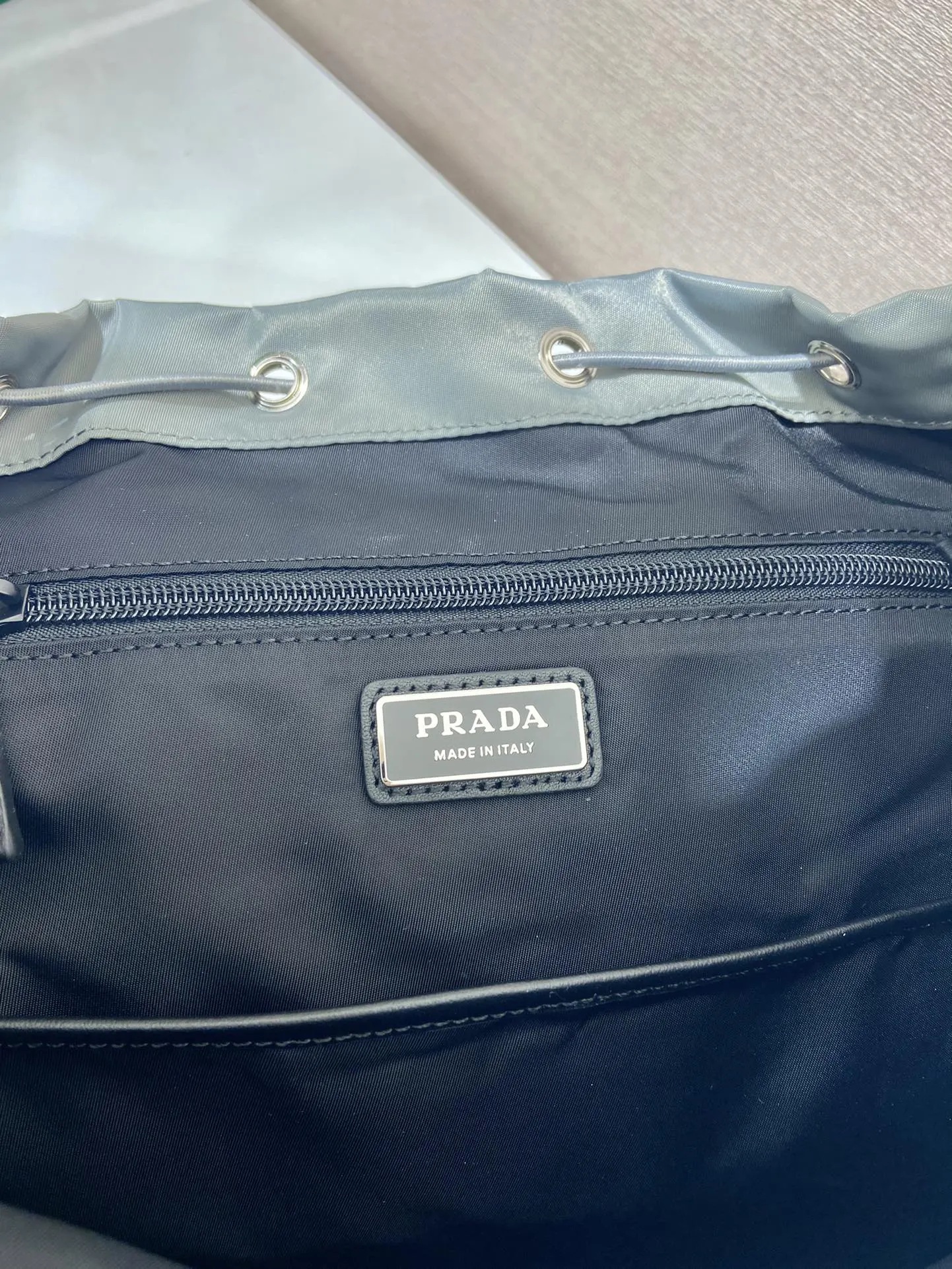 Prada 尼龙 牛皮 双肩背包 轻便实用