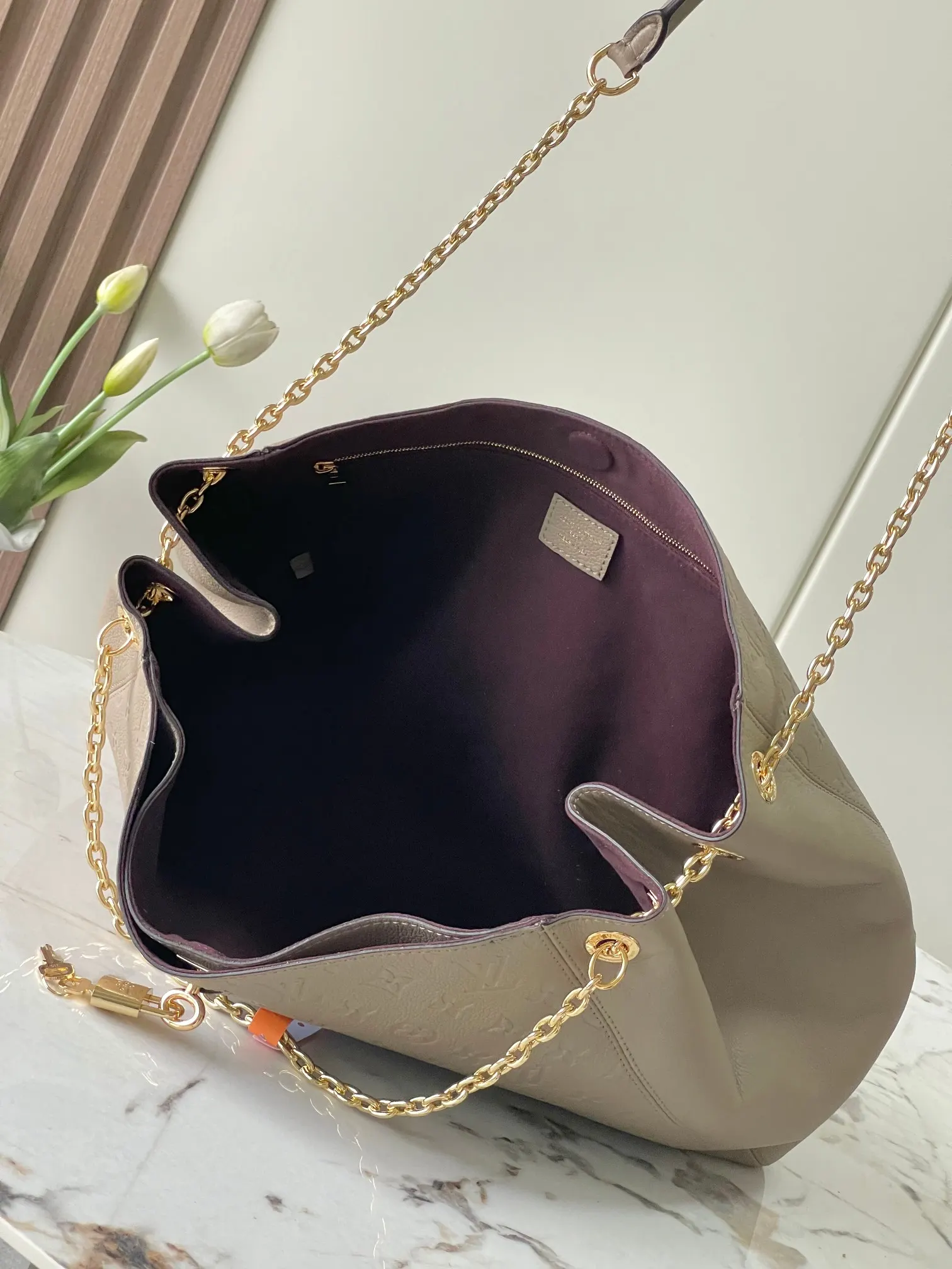 LV 牛皮 Anytime 中号手袋回溯诞生于 鏈條包 精致鏈條款