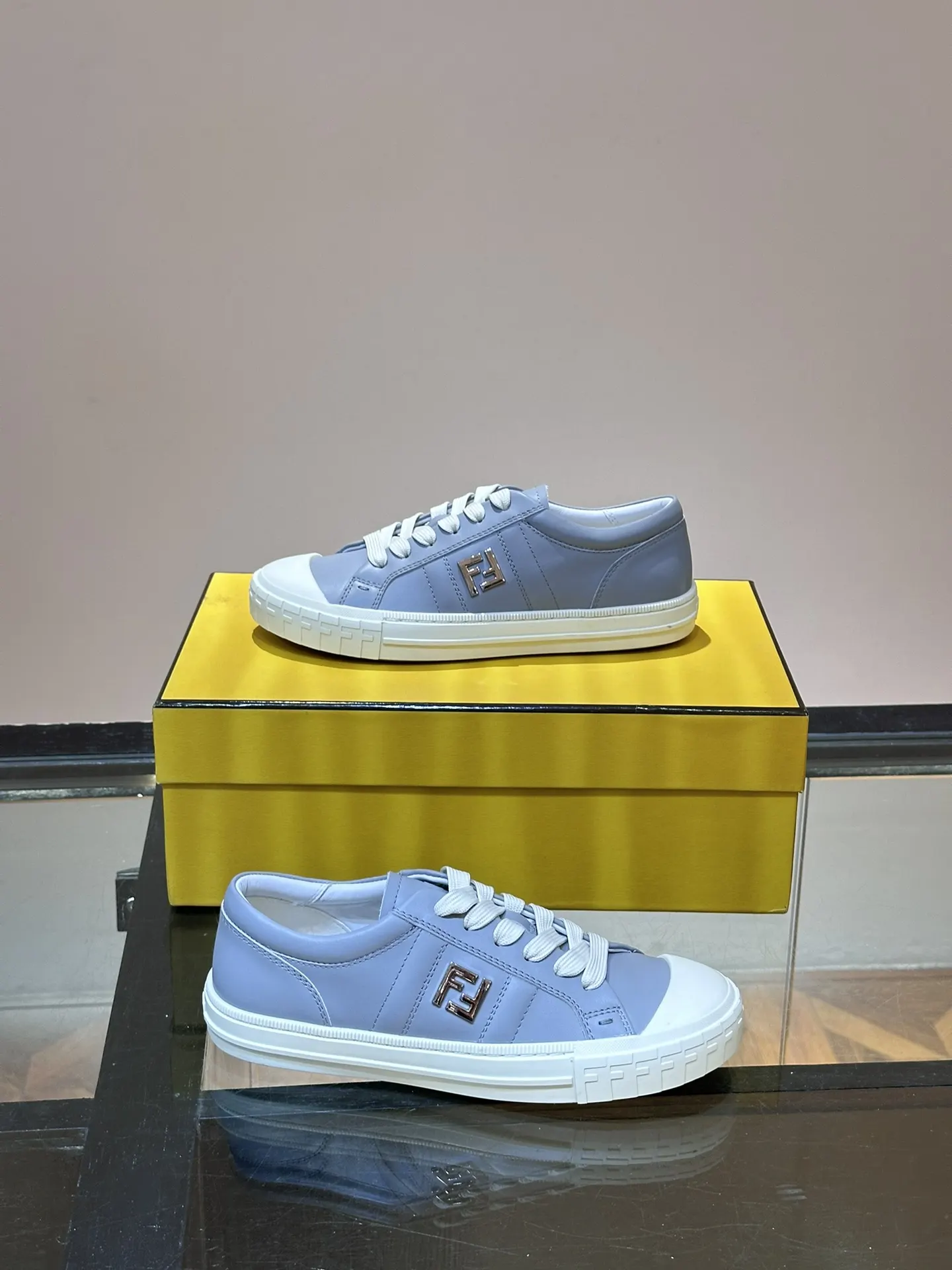 Fendi 運動鞋 休閒百搭款(數字4) Fendi 運動鞋 休閒百搭款(數字4)