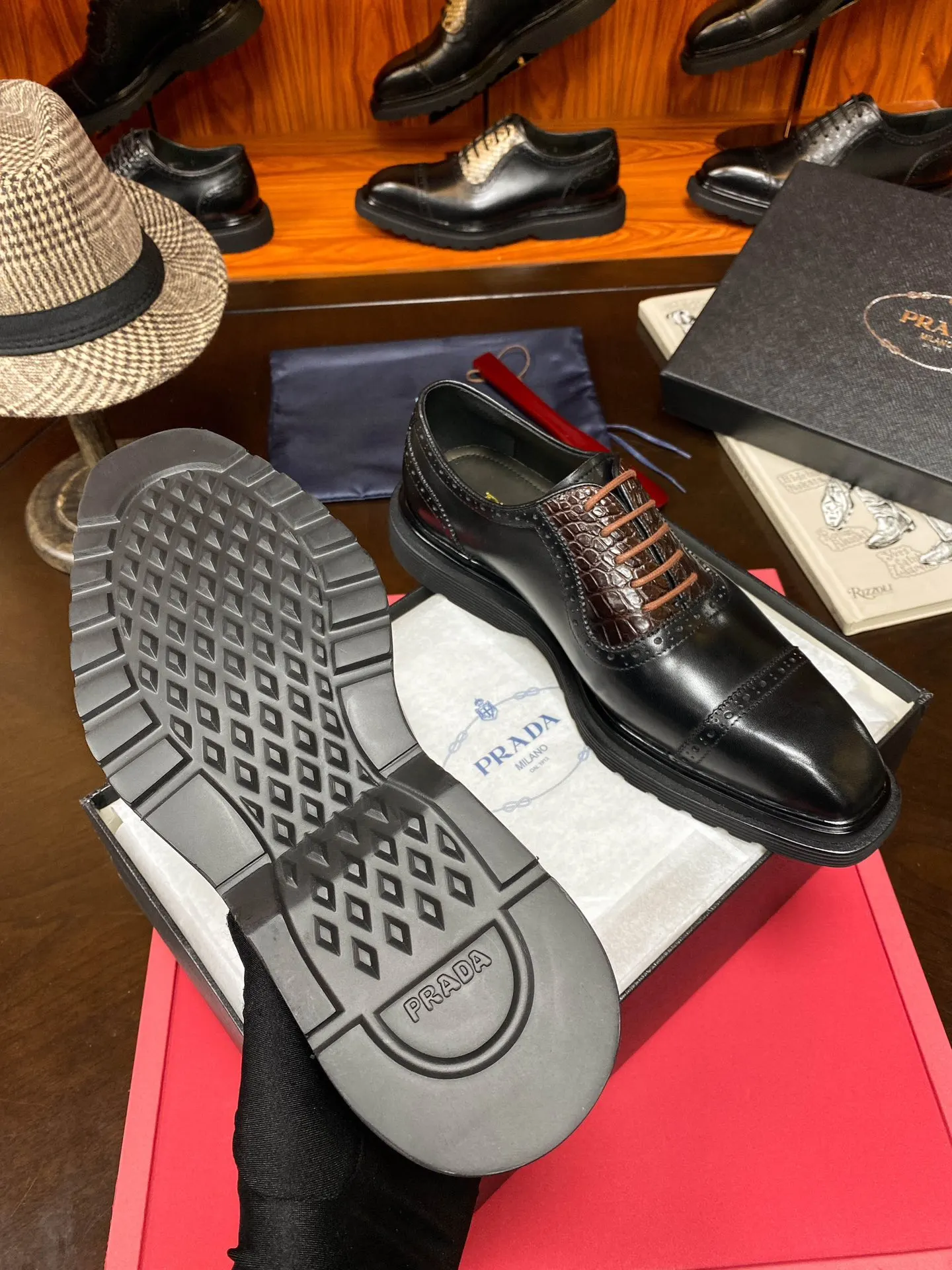 Prada 鳄鱼皮 牛皮 休闲鞋 舒適
