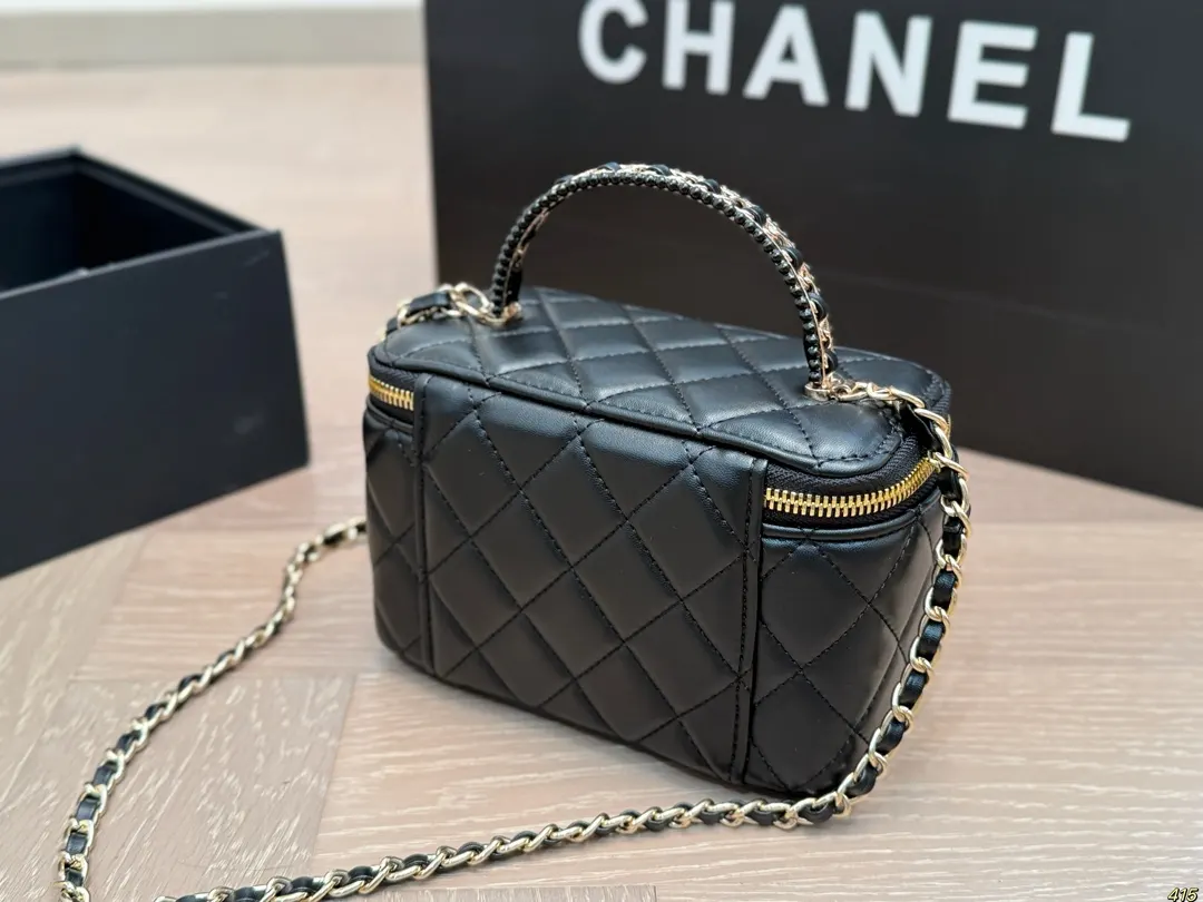 CHANEL 羊皮 羊皮纹 手柄化妝盒 那么好看 那么 斜背包 輕便斜挎款(數字9) CHANEL 羊皮 羊皮纹 手柄化妝盒 那么好看 那么 斜背包 輕便斜挎款(數字9)