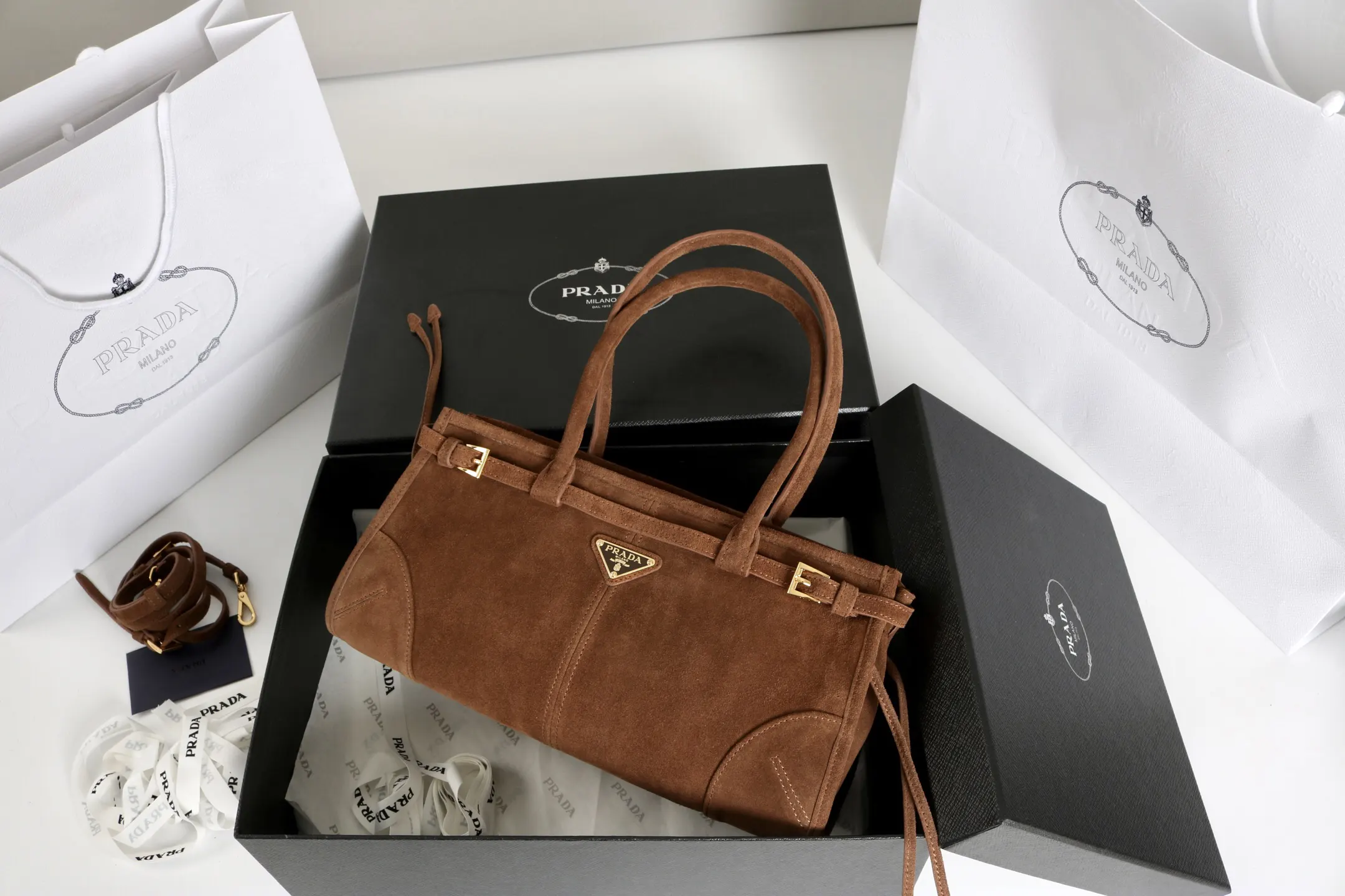 Prada 漆皮 斜挎包