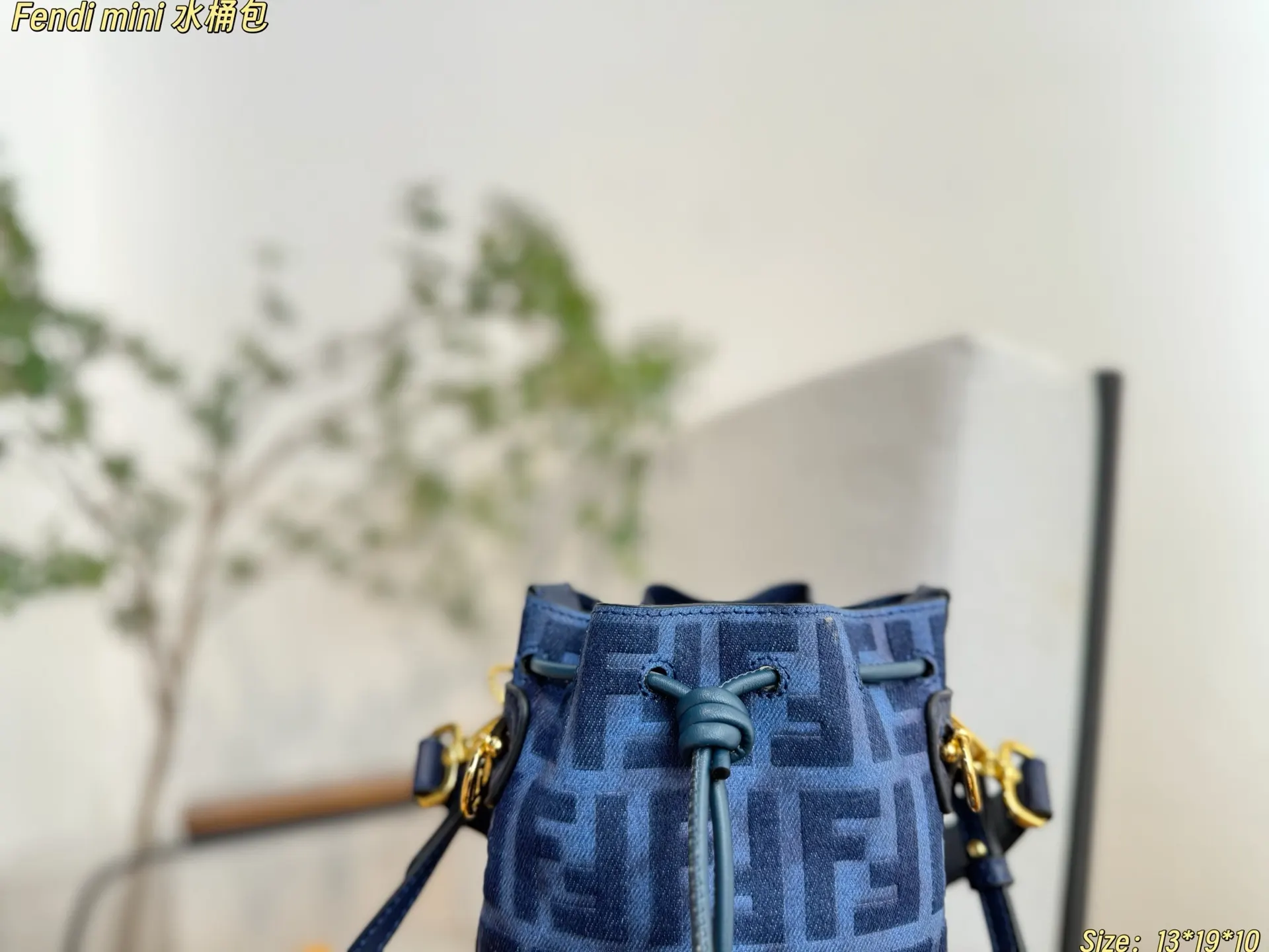Fendi 一长一短两条可拆卸肩带 可單肩背或斜挎 水桶包 休閒水桶款