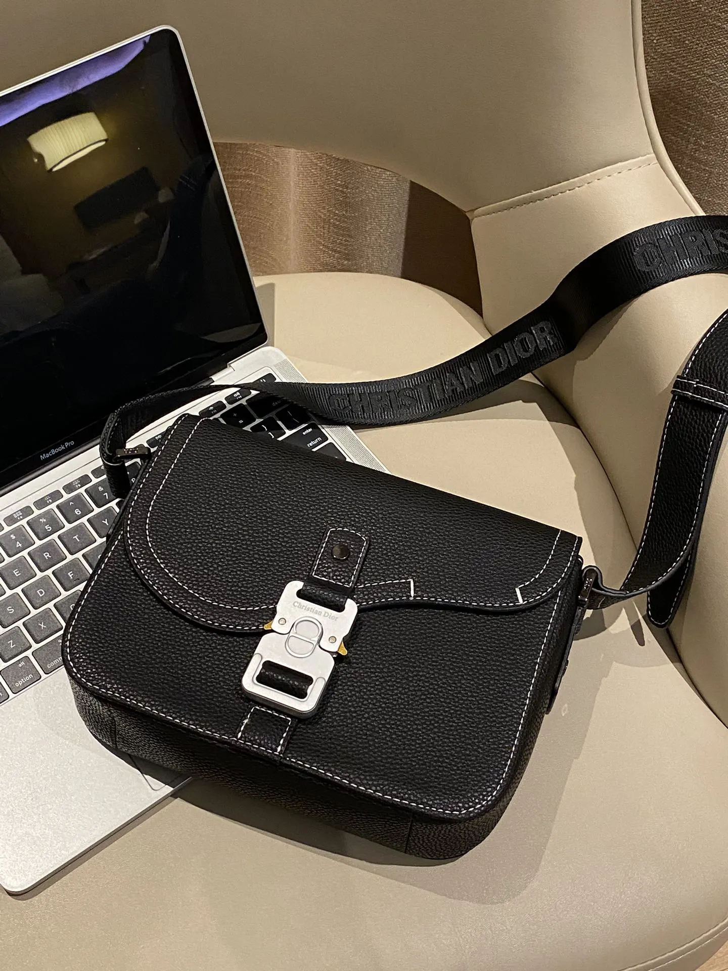 Dior Lady Dior 黑色皮革翻盖斜挎包 银扣通勤