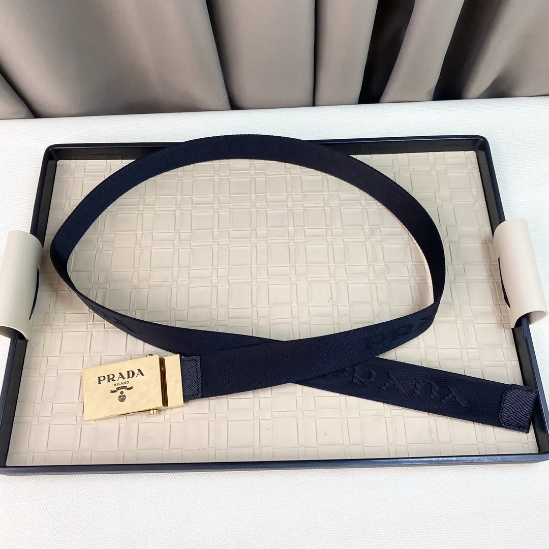 Prada 腰带 通勤搭配