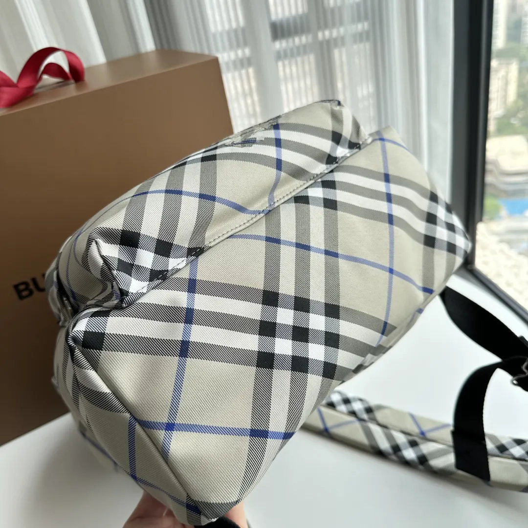 Burberry 来自 經典之作系列 以鲜明品牌风格诠释衣橱必备款式 雙肩包 实用雙肩款