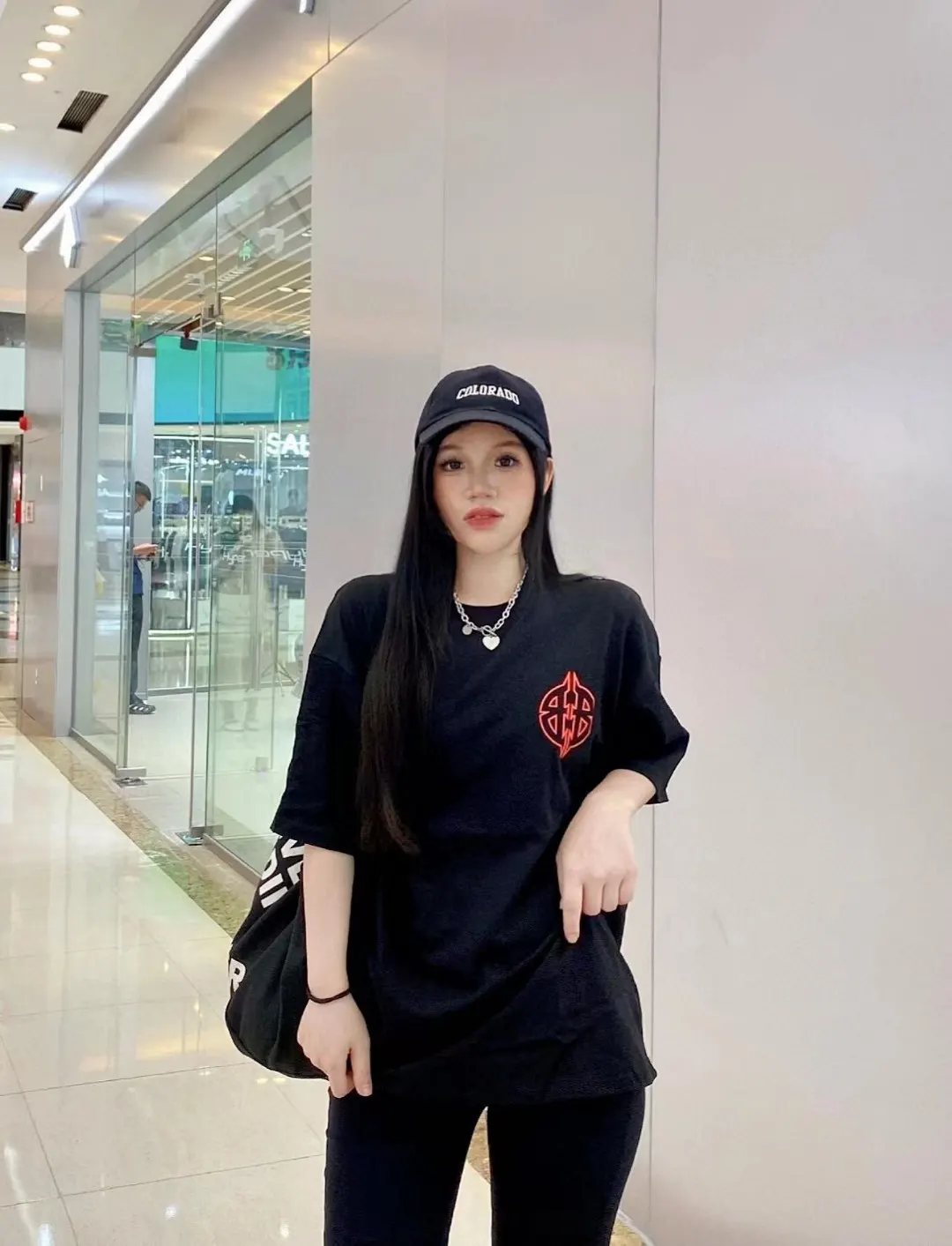 Balenciaga 紅色徽章標識圓領短袖T恤 黑色(數字8) Balenciaga 紅色徽章標識圓領短袖T恤 黑色(數字8)