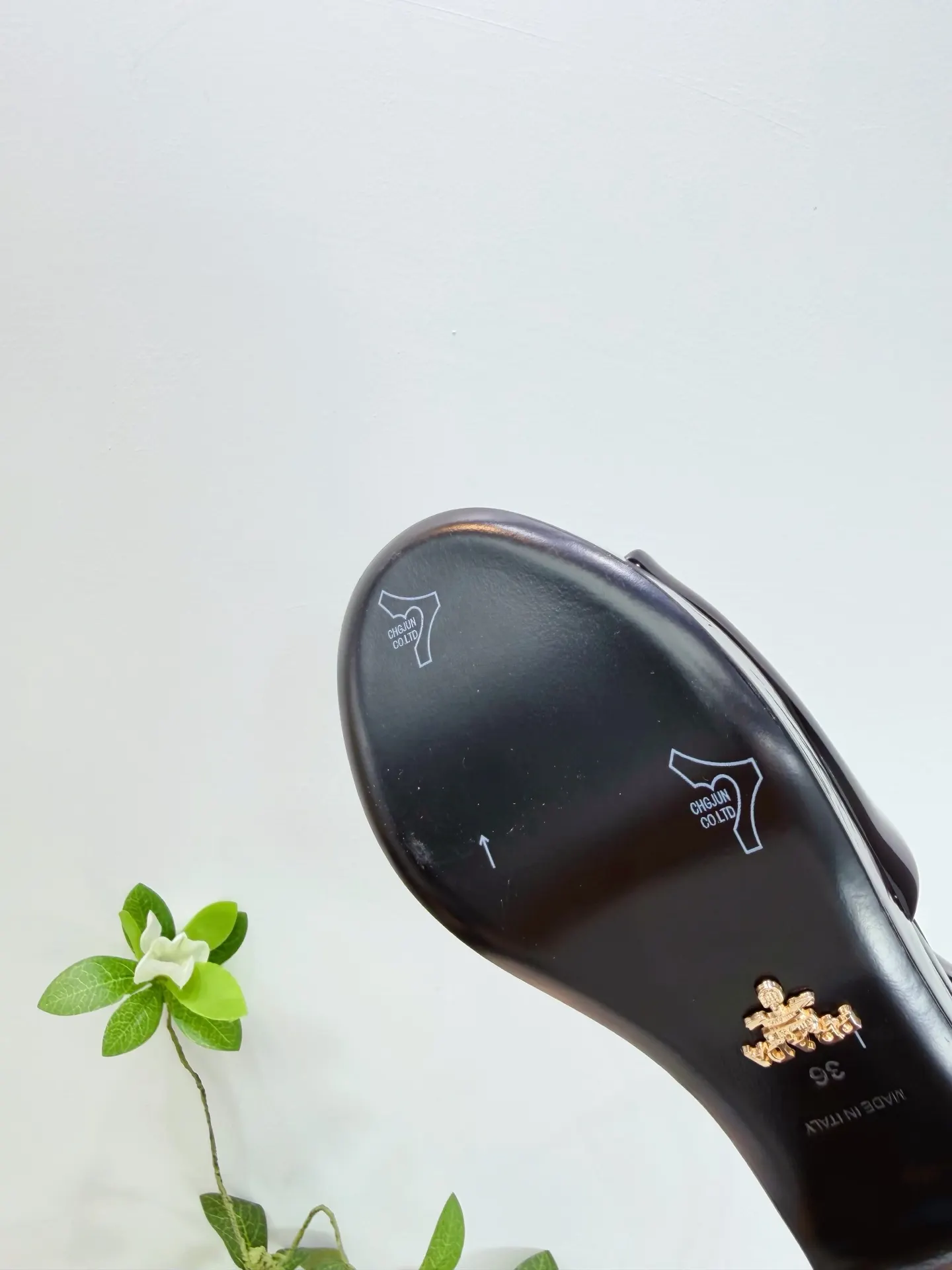 PRADA 羊皮 漆皮 休闲鞋 舒适百搭款