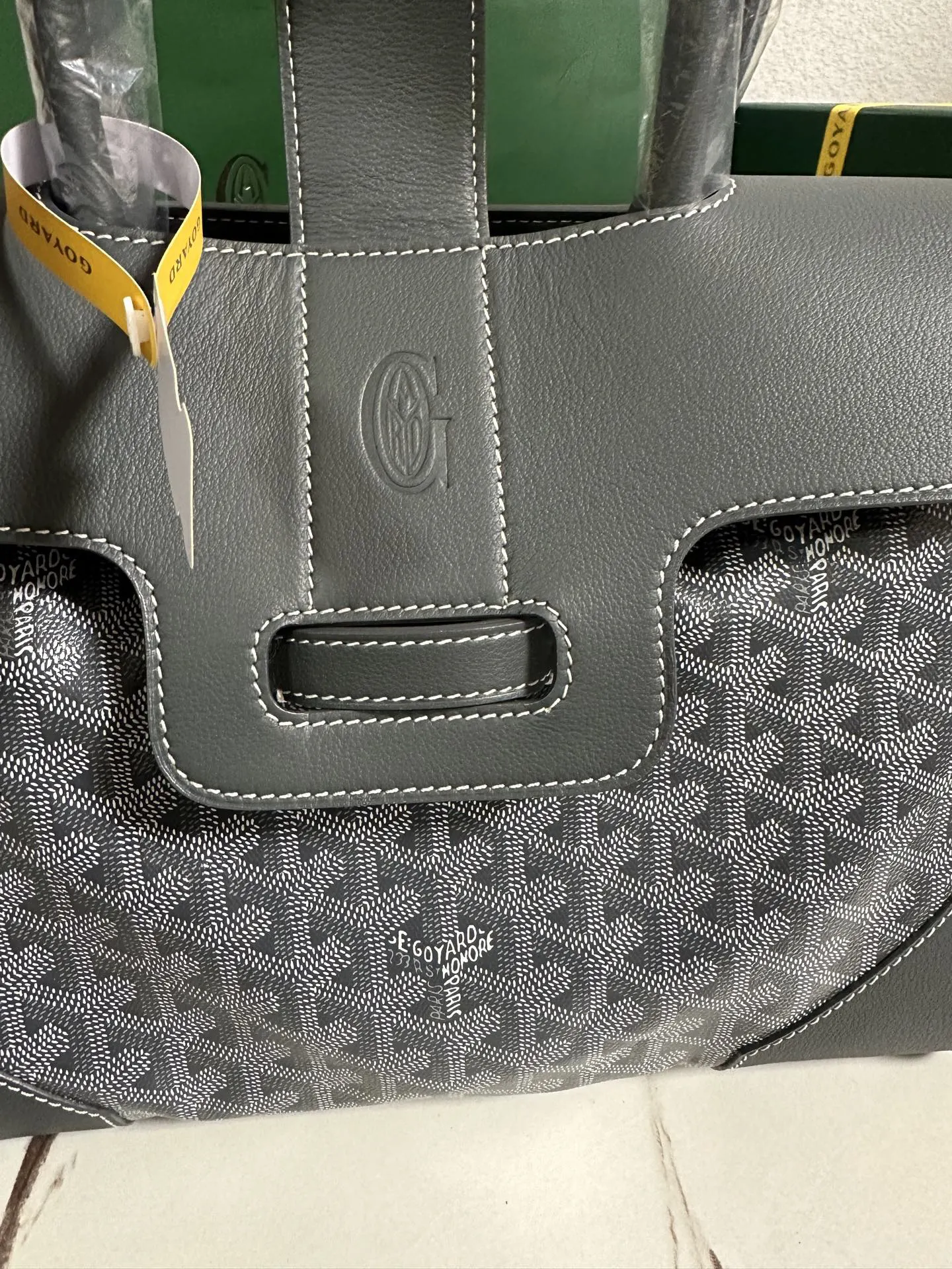 Goyard 小牛皮 无论包是打开还是合上 在内还是在外 它都能与女性生活 托特包 大容量托特款