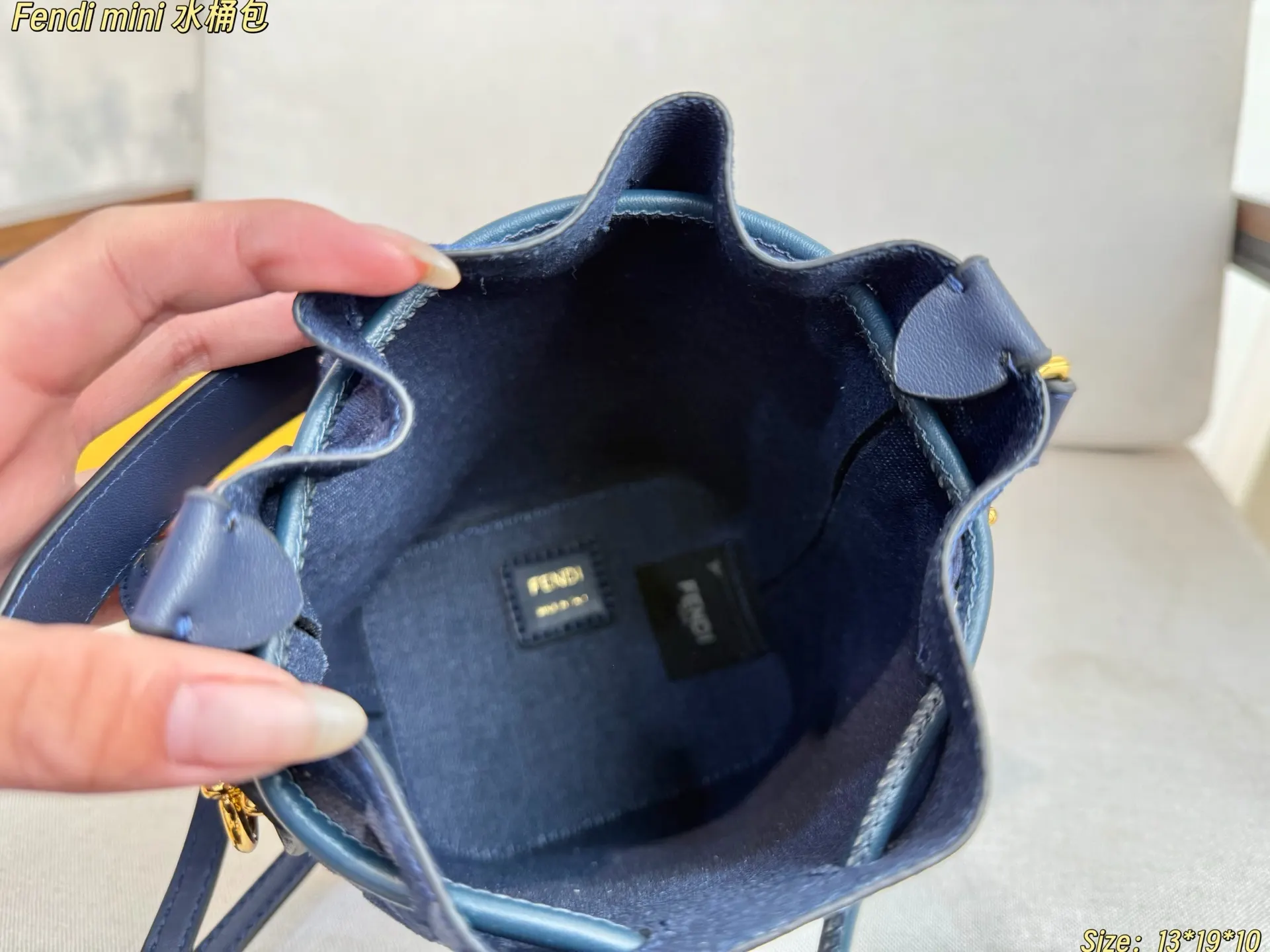 Fendi 一长一短两条可拆卸肩带 可單肩背或斜挎 水桶包 休閒水桶款