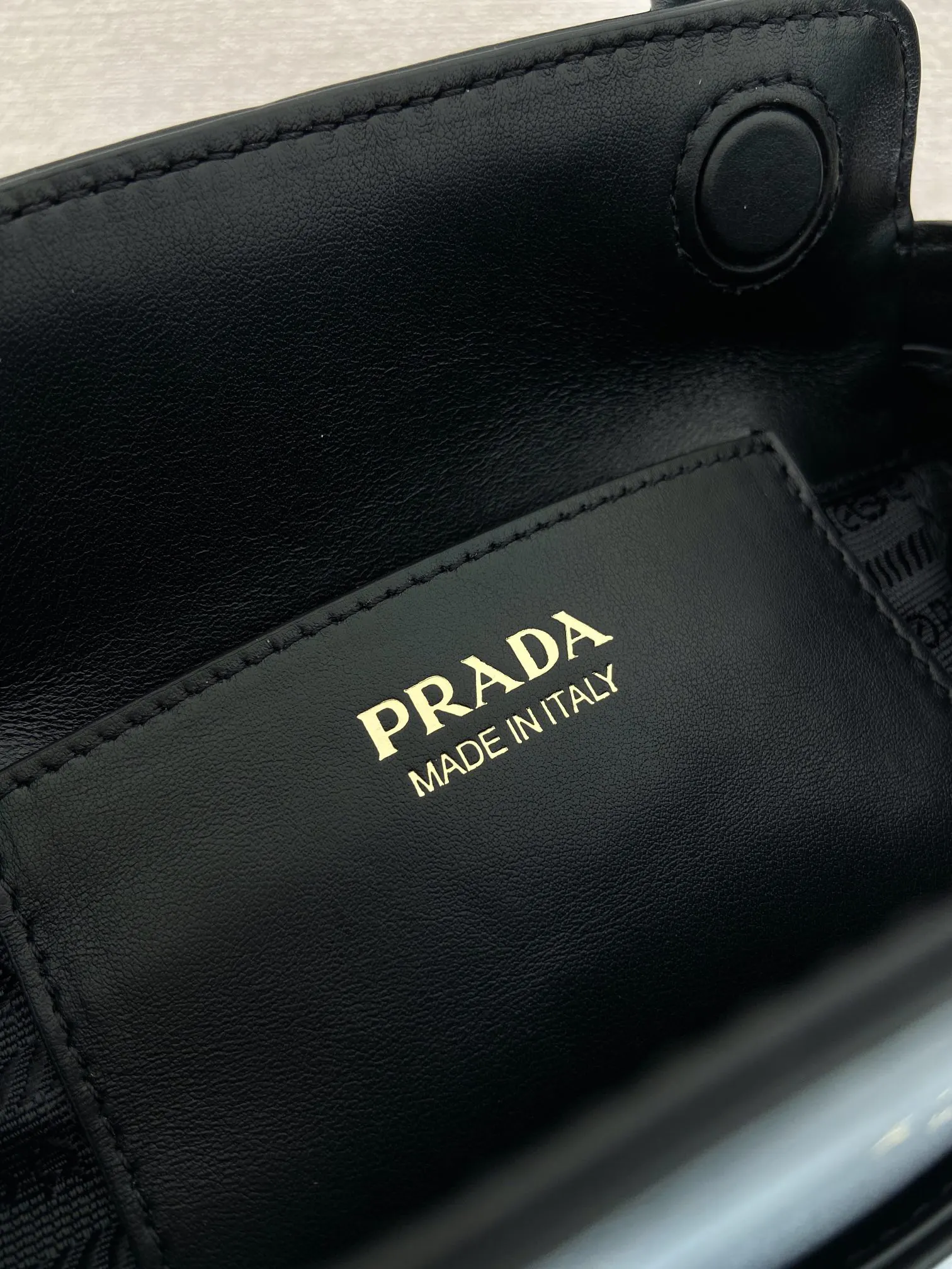 PRADA 1BA496 牛皮 手提包 日常通勤款
