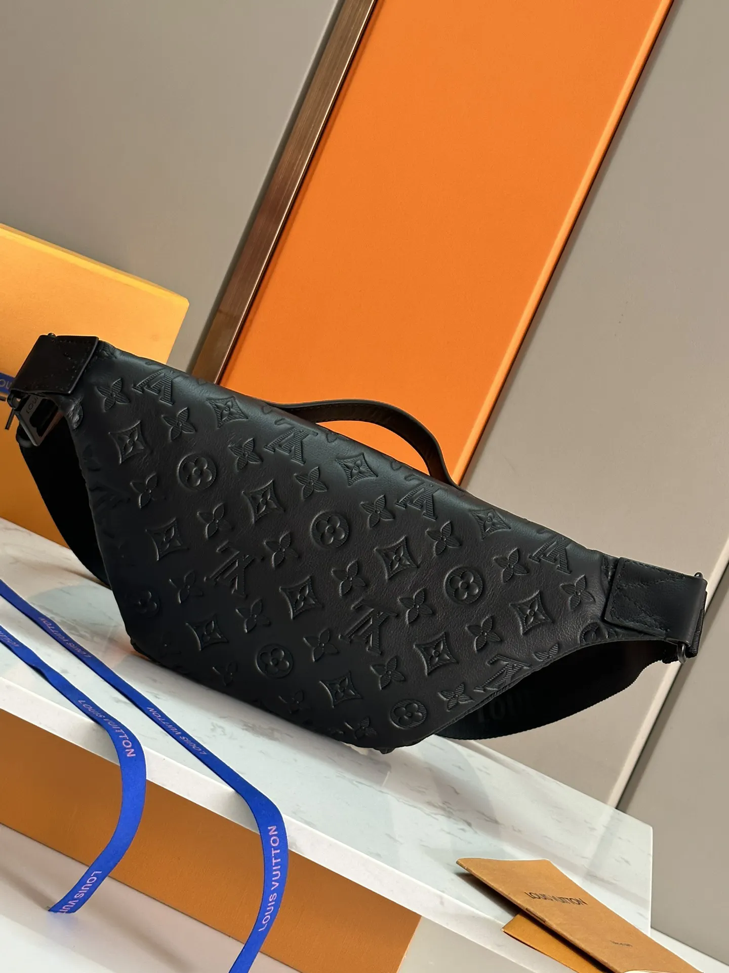 黑色 牛皮 贴身构型方便取放主隔层物品 可调节背带实现系腰 肩背 腰包 休閒腰包款