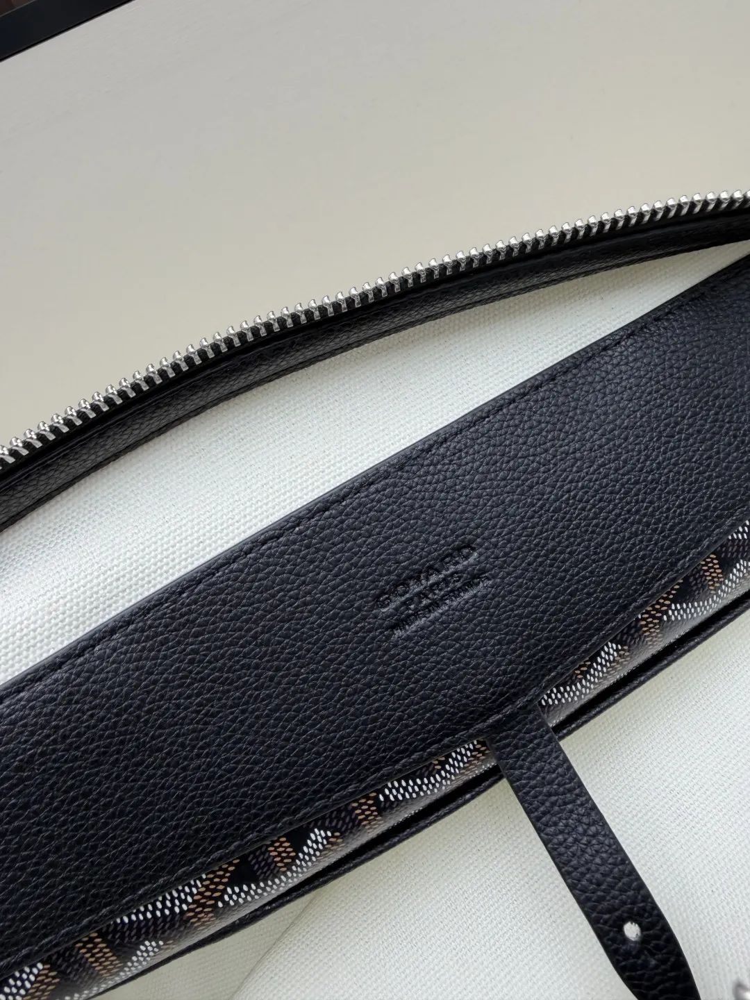 Goyard 它非常适合放置笔记本电脑 平板电脑或文件 公文包 商务通勤款