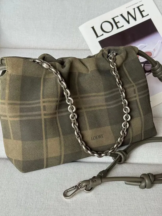 Loewe 麂皮 套金屬鏈條 條長肩帶 Flamenco Purs 链条包 精致链条款