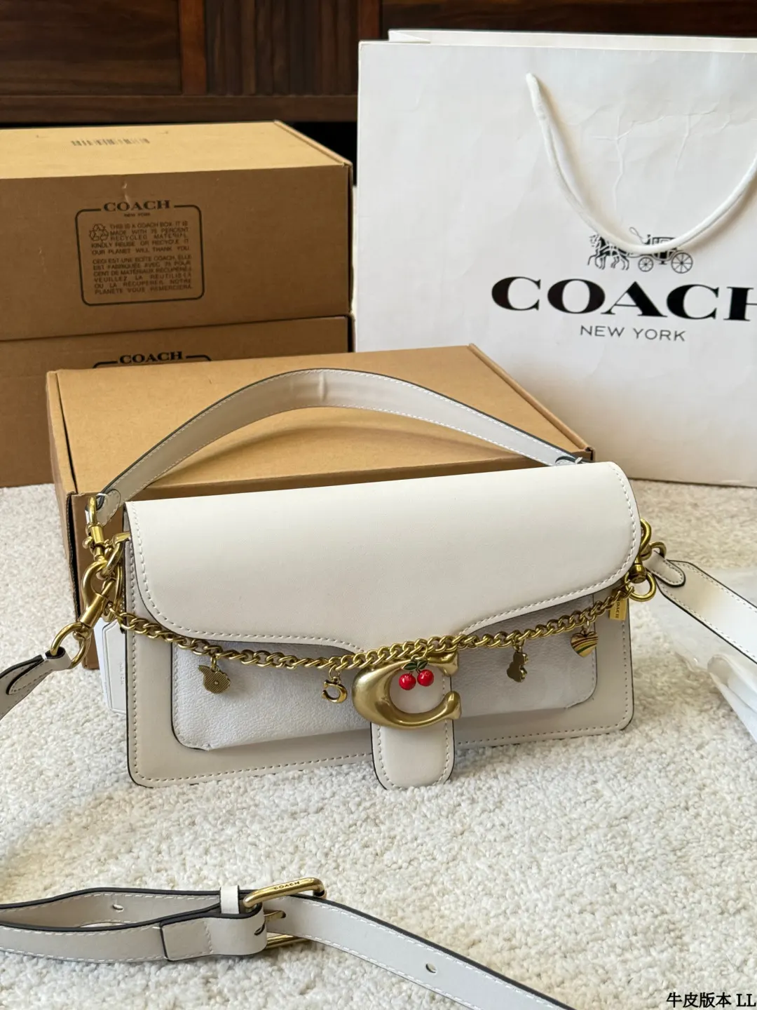Coach 銀色 牛皮 Tabby 收納包 旅行收納款(數字9) Coach 銀色 牛皮 Tabby 收納包 旅行收納款(數字9)