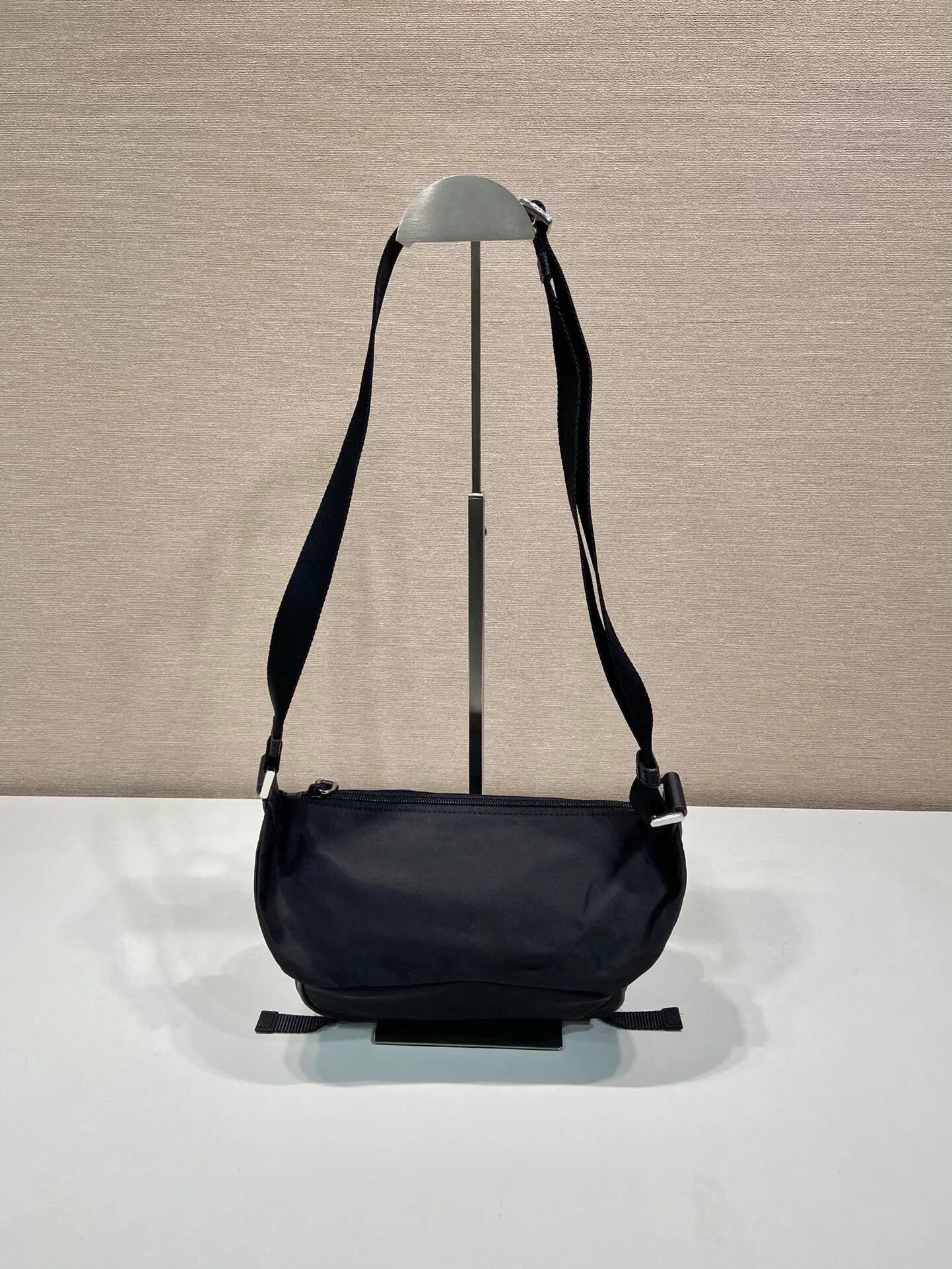 Prada Re-Nylon 迷你 皮革 Saffiano 十字纹 斜挎包