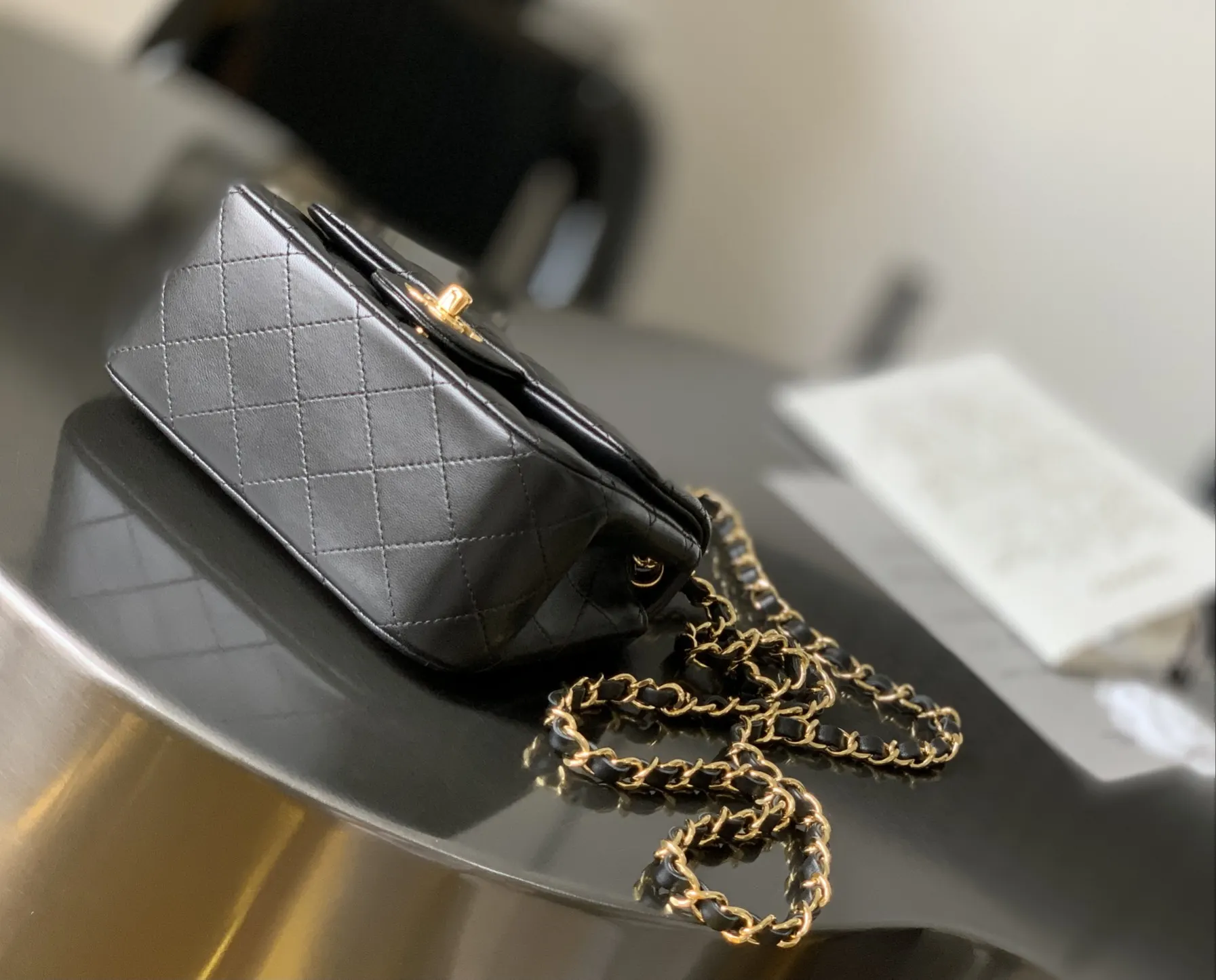 Chanel 羊皮翻蓋鏈條包 單肩斜挎(數字4) Chanel 羊皮翻蓋鏈條包 單肩斜挎(數字4)