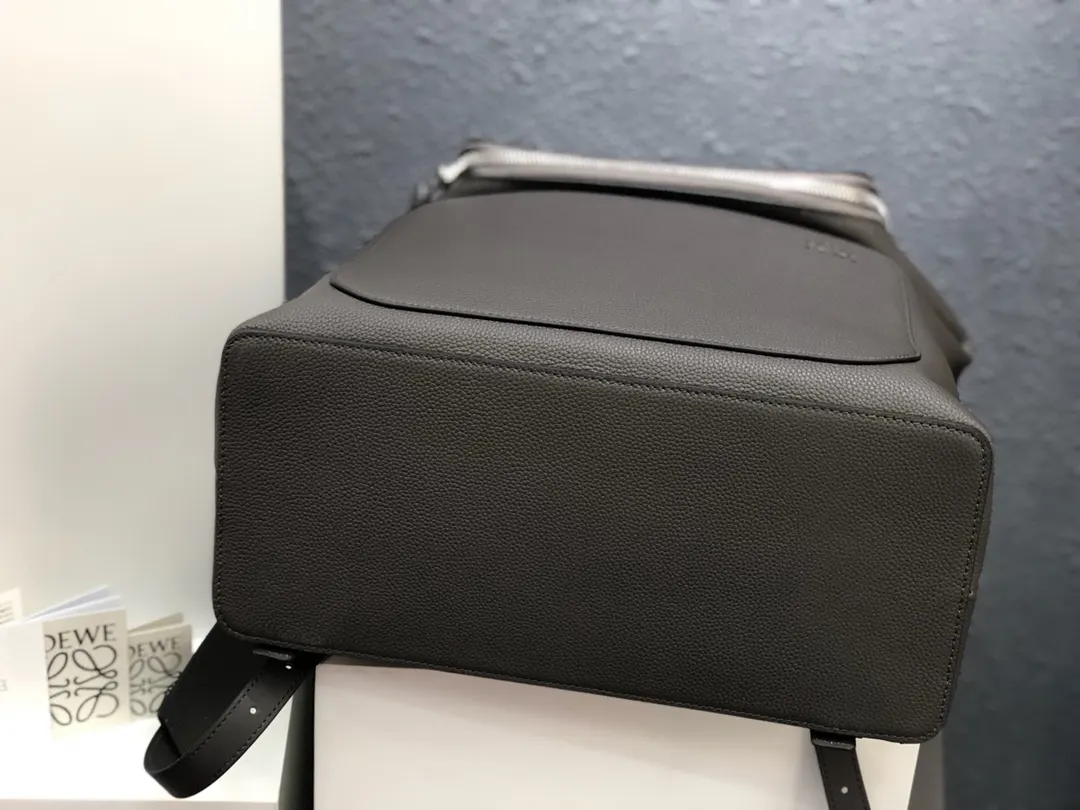 小牛皮 皮質厚实 柔软 这点就老罗家东西是自然不在话下的 雙肩包 实用雙肩款