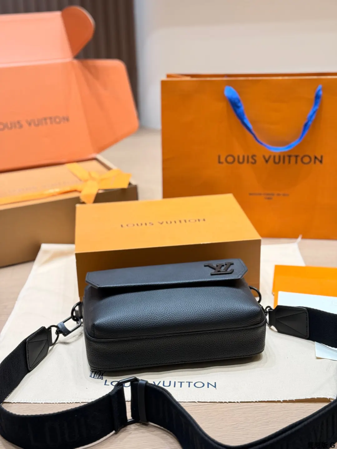 LV 黑色 老花 牛皮 版 牛皮 Fastline邮差包​​ Fas 收纳包 旅行收纳款