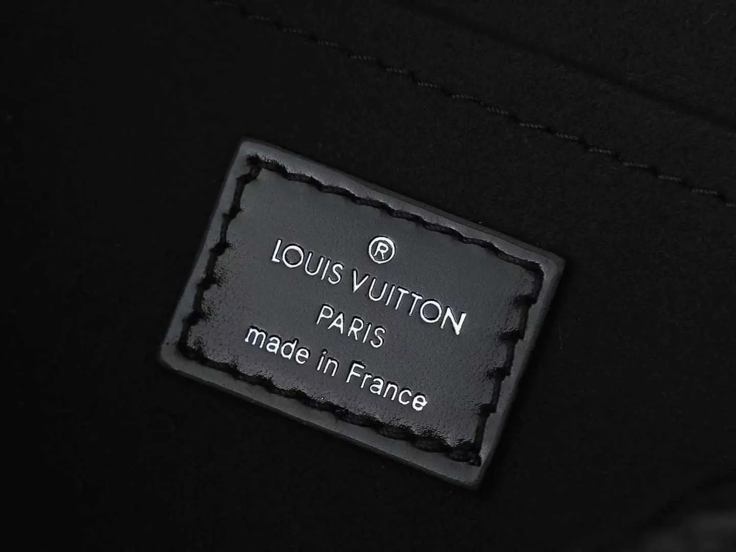LV 黑色壓紋手提斜背包(數字20) LV 黑色壓紋手提斜背包(數字20)