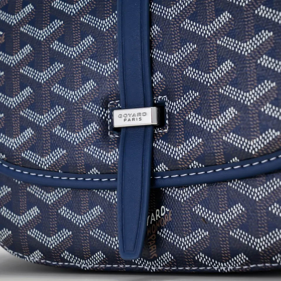 Goyard 皮质镶边以线条的方式凸显出包身轮廓 翻盖的皮质内衬亦 收纳包 旅行收纳款