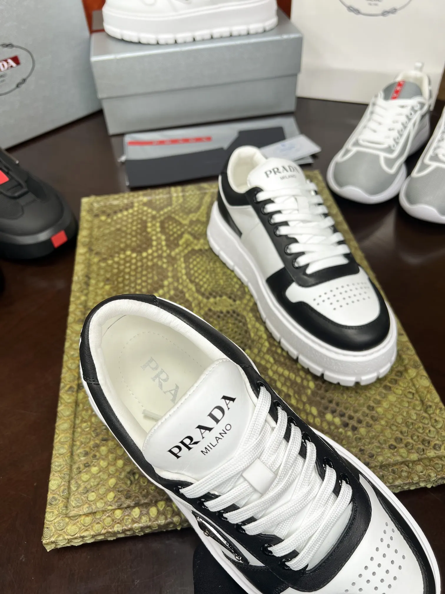 Prada 牛皮 休闲鞋 舒适