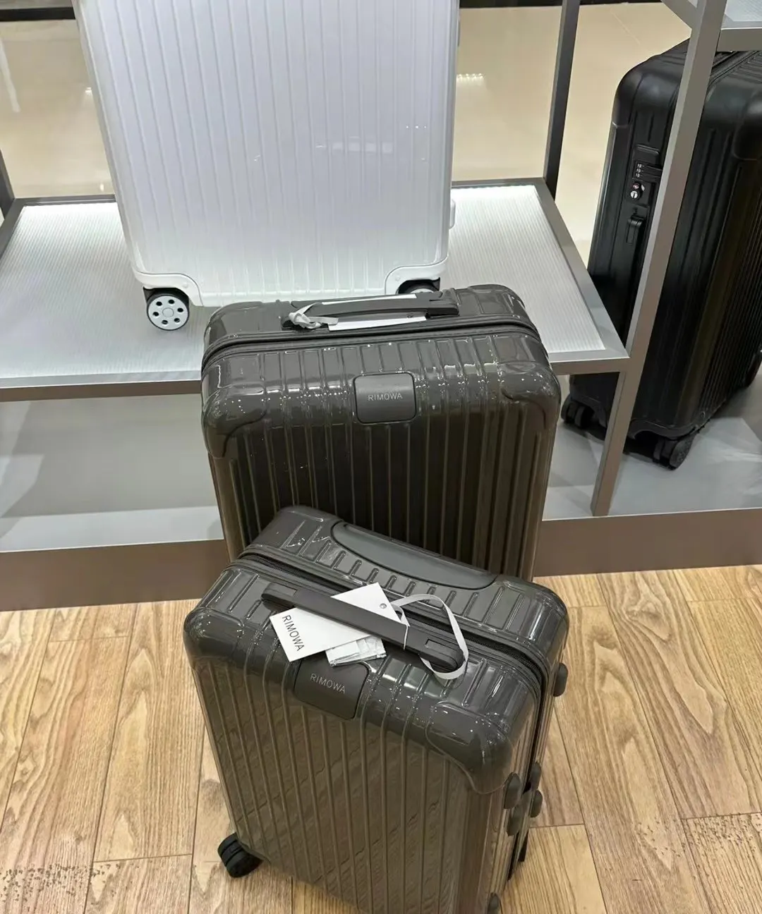 灰色 日默瓦RIMOWA Essential 系列 马卡龙 行李箱 旅行拉杆款 輕便出行款