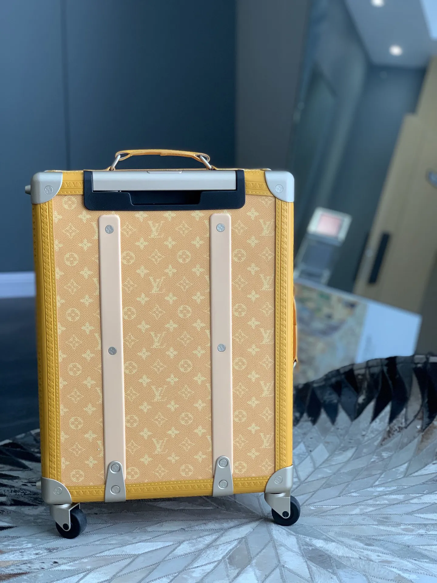 牛皮 密码锁带来稳妥保护 主 隔层设有拉链袋和可拆卸隔断 行李箱 旅行拉杆款 轻便出行款