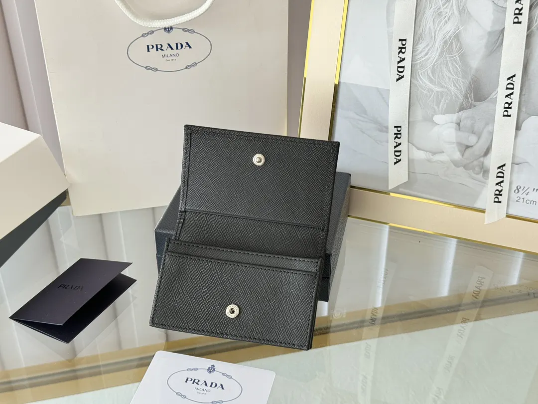 Prada 十字纹牛皮 钱包 实用卡夹