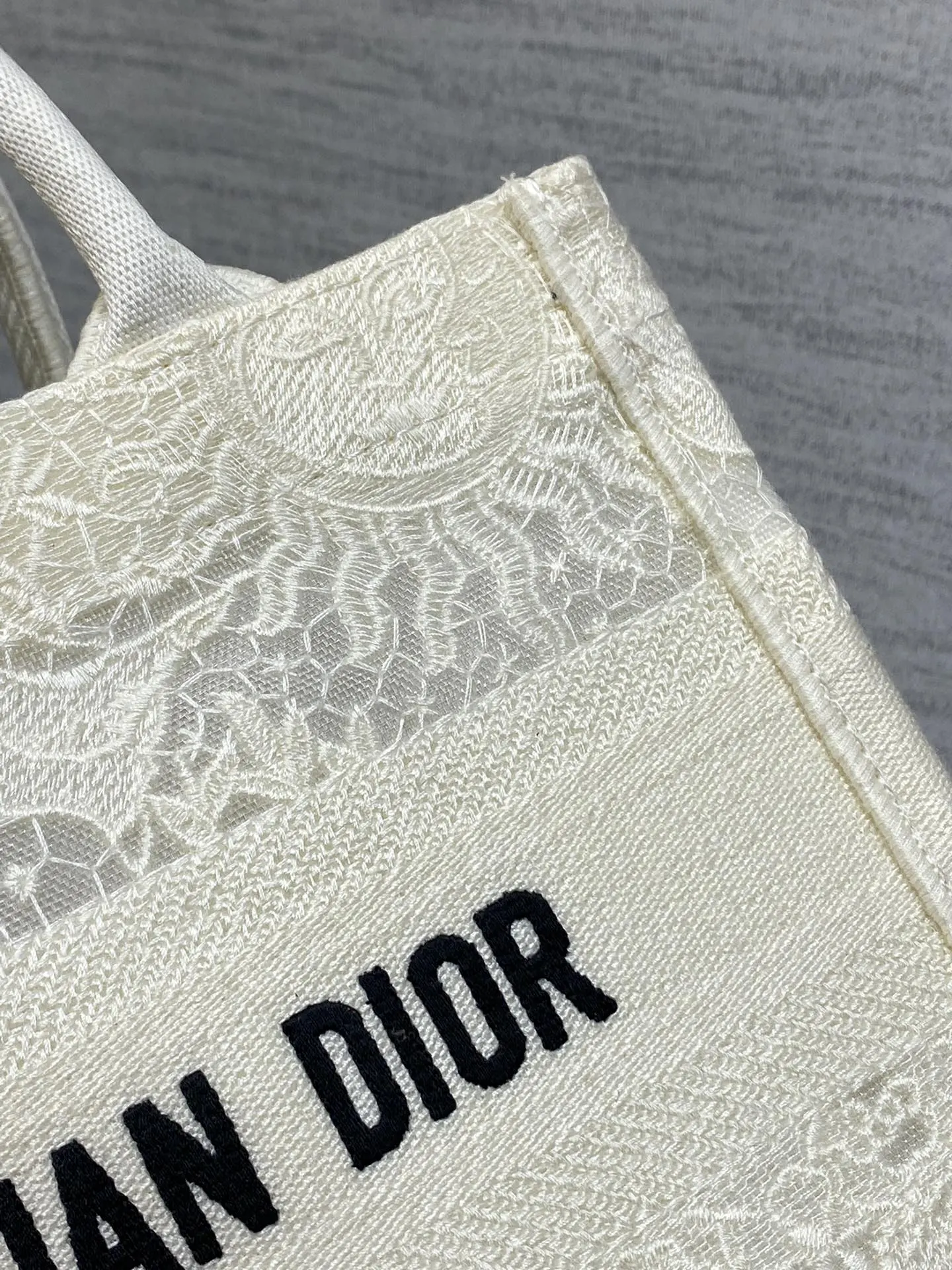 Dior Dⅰor 进口 刺繡蕾丝购物袋 Tote最新尺寸小 托特包 大容量托特款(數字2) Dior Dⅰor 进口 刺繡蕾丝购物袋 Tote最新尺寸小 托特包 大容量托特款(數字2)