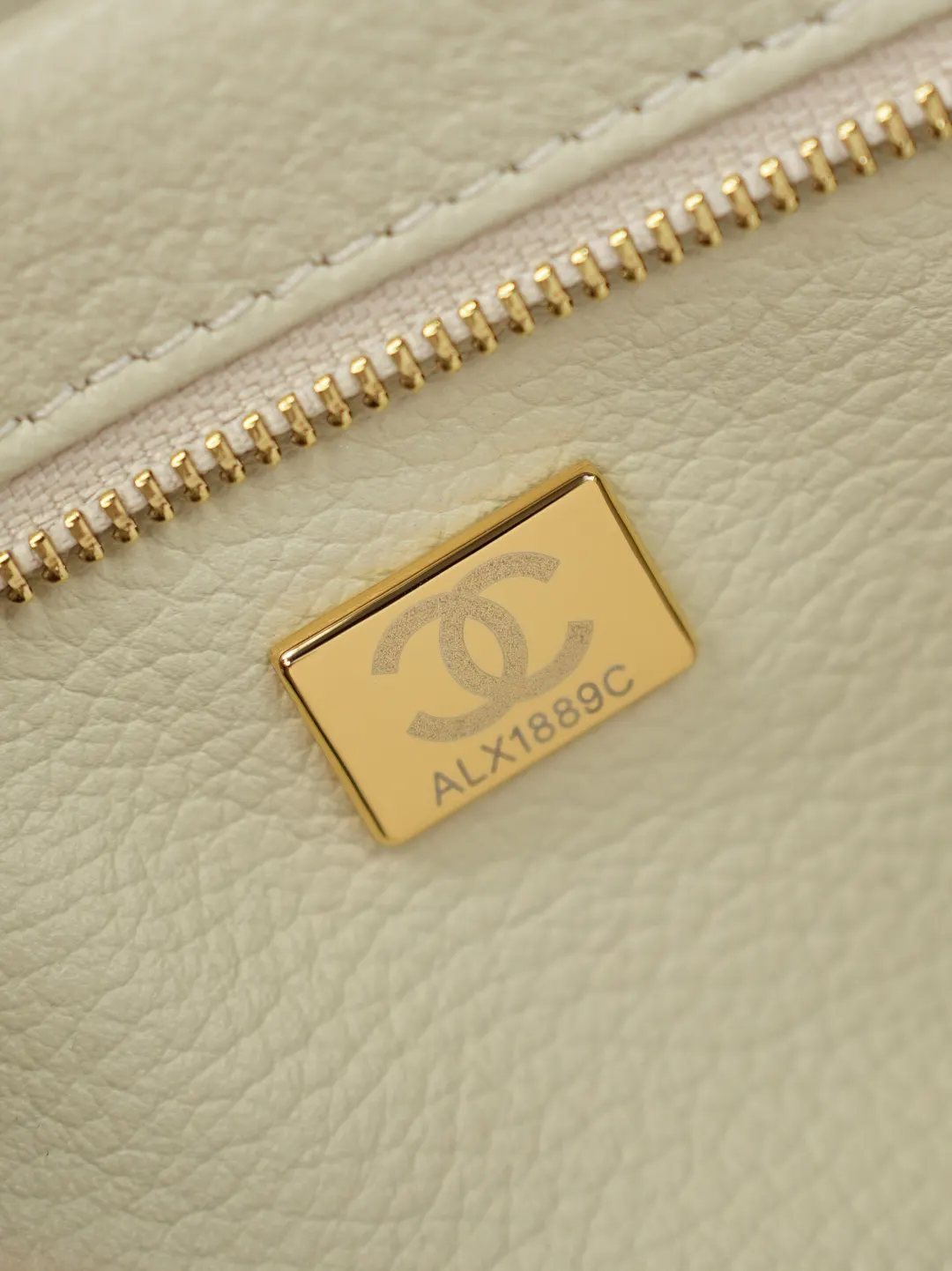 Chanel White Hobo Shoulder Bag Vintage Leather