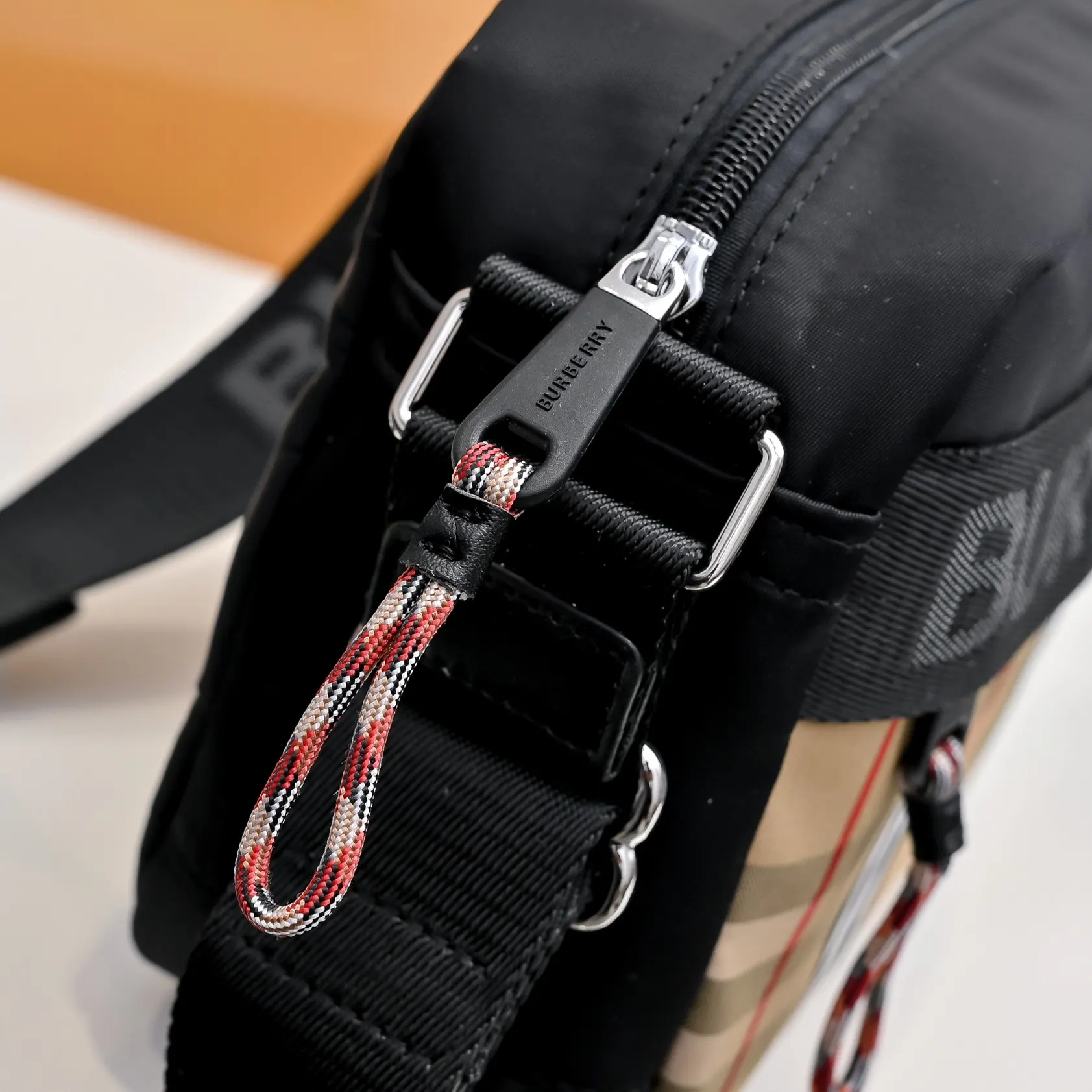 Burberry 帆布 斜挎包 轻便斜挎款